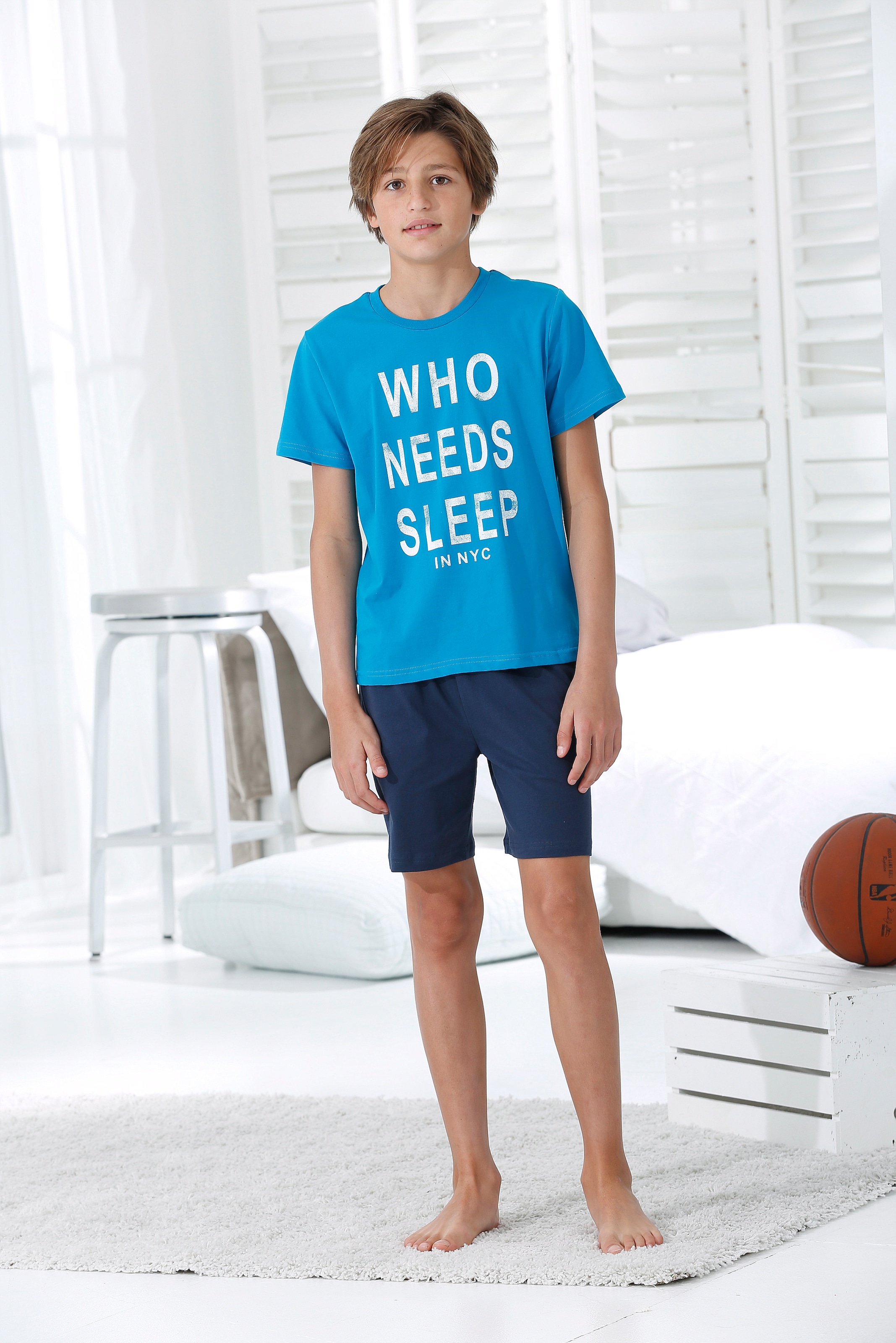 AUTHENTIC LE JOGGER Pyjama 1 Stück, 2 tlg. Schlafanzug mit Spruch "Who needs sleep"