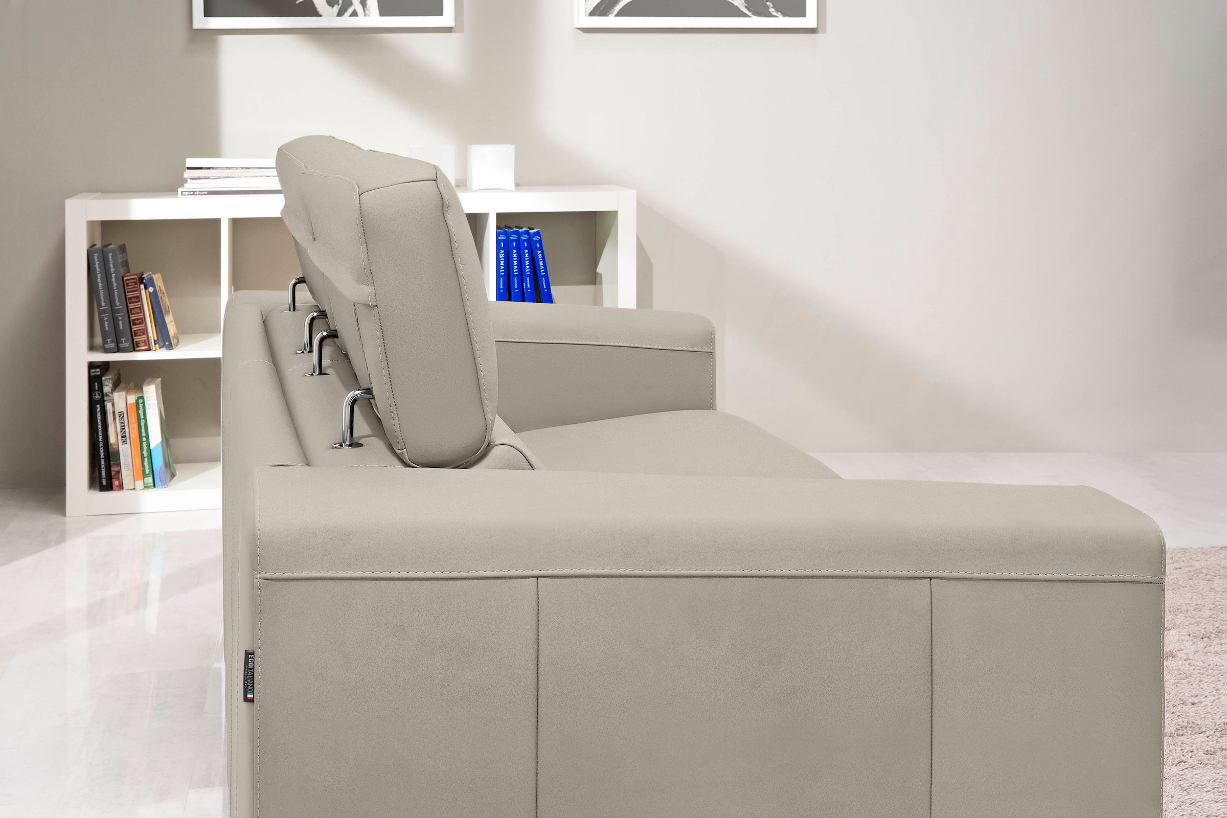 Egoitaliano Schlafsofa »Cabiria, Design und super Sitz- und Liegekomfort«, Sofa inkl. Schlaffunktion, Kopfteile verstellbar, mit Metallfüßen