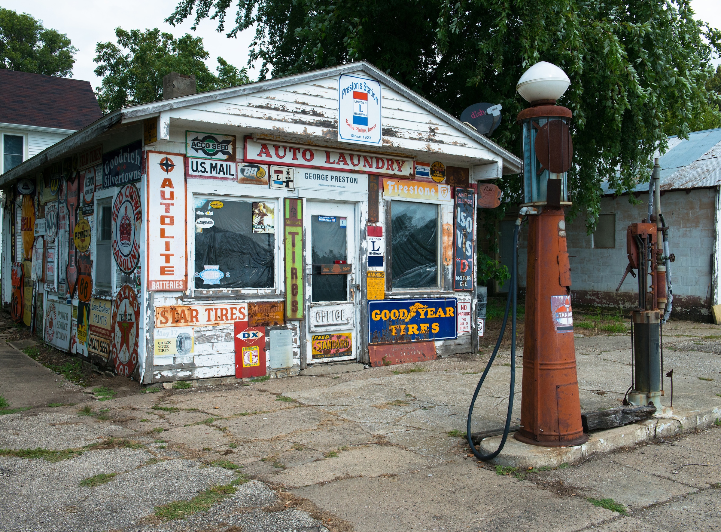 Papermoon Fototapete »Old Vintage Retro Gas Station« günstig online kaufen