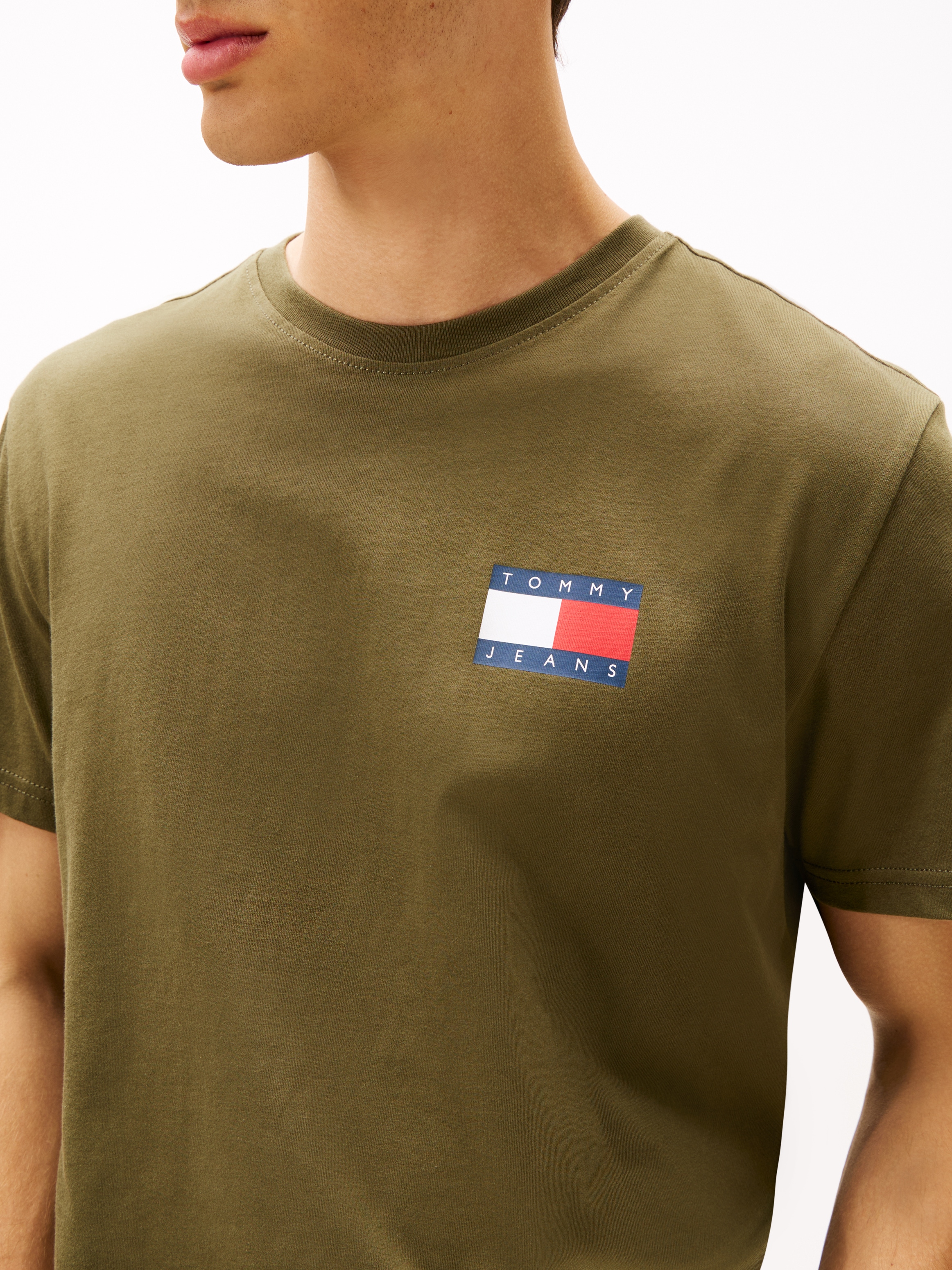 Tommy Jeans T-Shirt »TJM SLIM FIT ESSENTIAL FLAG« Mit Rundhalsausschnitt