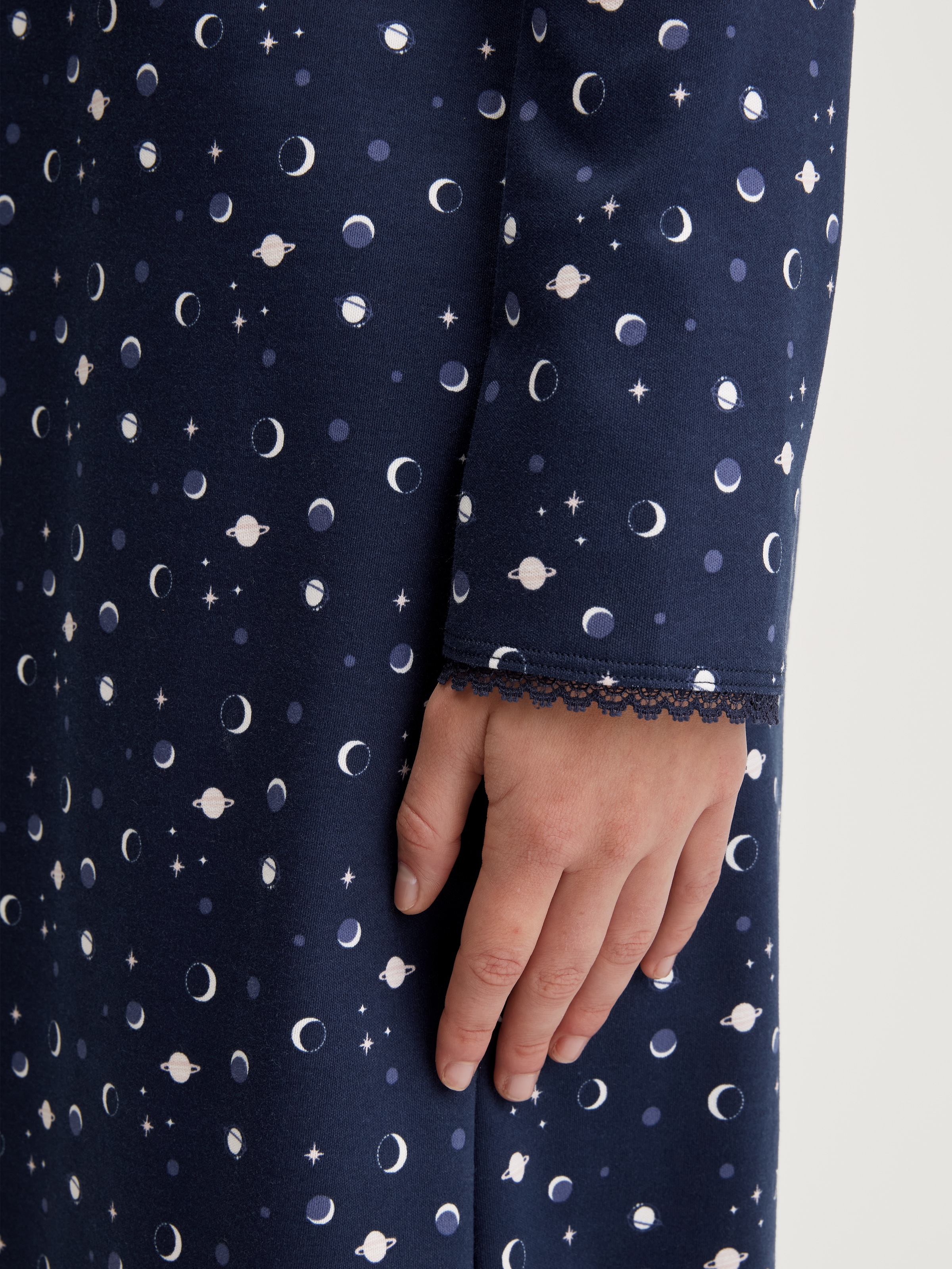 CALIDA Nachthemd »Flower Nights«, bequem, Pure Cotton, Langarm, Knopfleiste, Rundhals-Ausschnitt