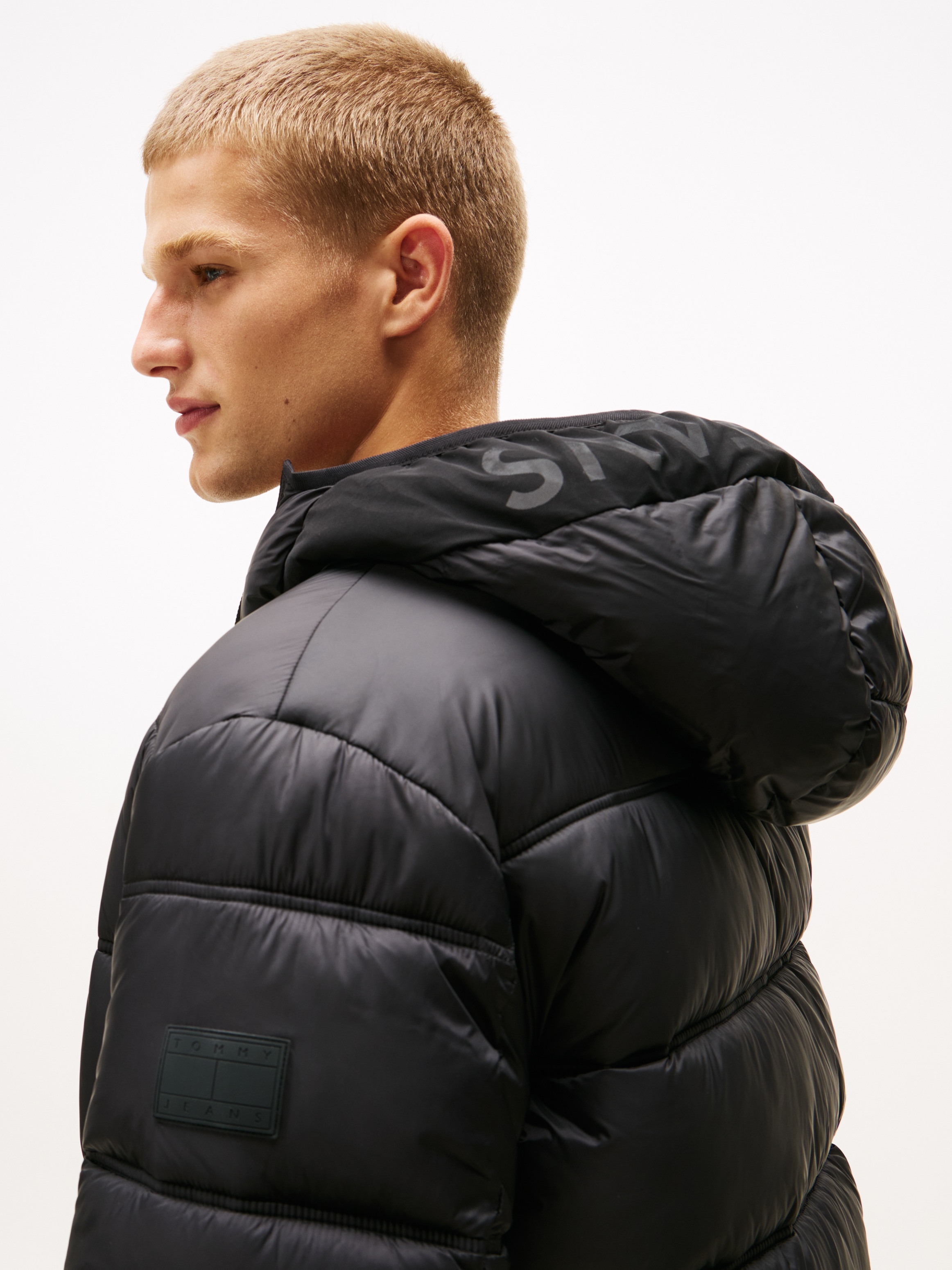 Tommy Jeans Steppjacke »HOODED LOGO PUFFER«, mit Kapuze, Daunenjacke, Übergangsjacke Regular fit mit Rundhalsausschnitt