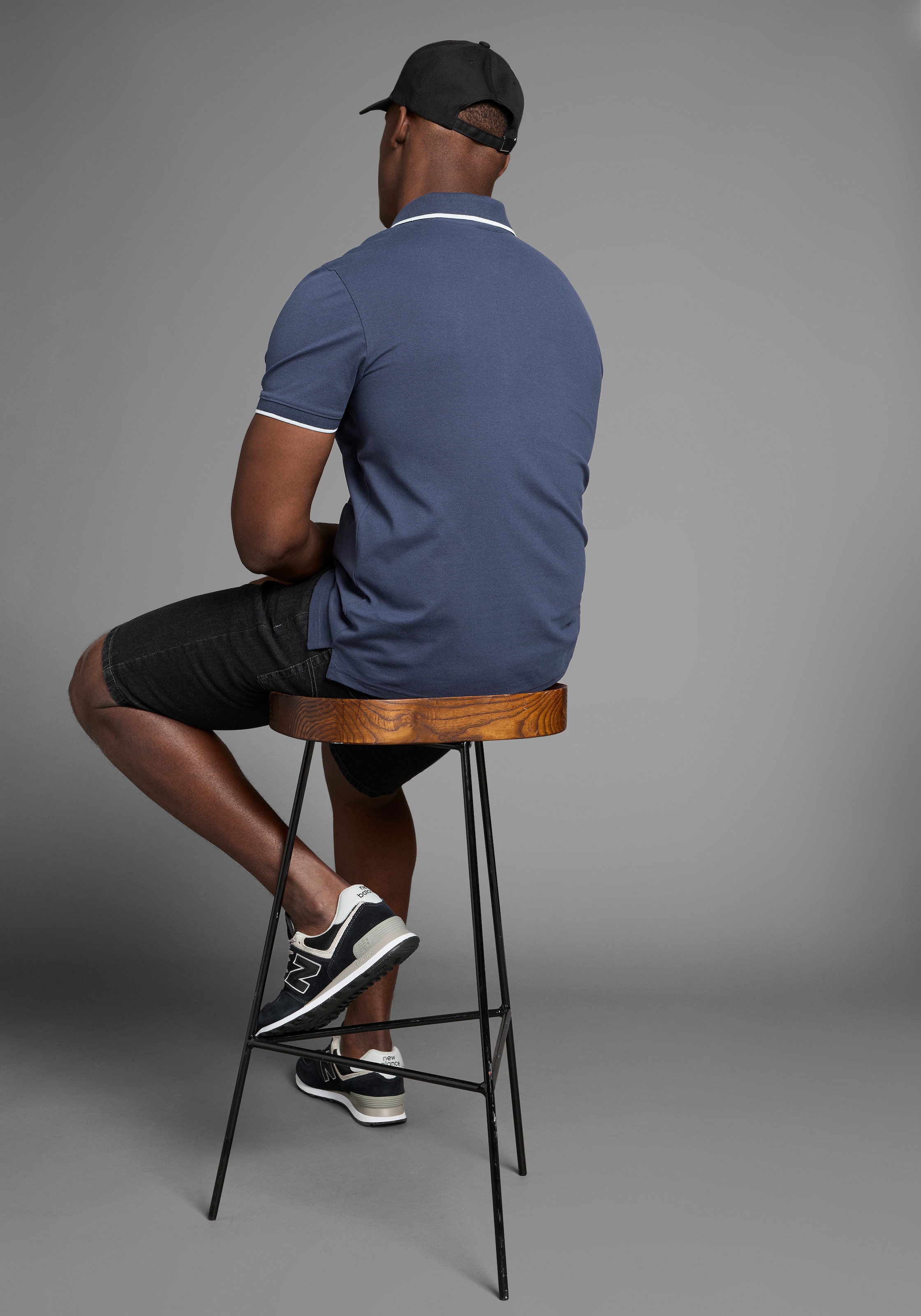 DELMAO Poloshirt, mit sportlichen Kontraststreifen & gestreifter Knopfleistenblende