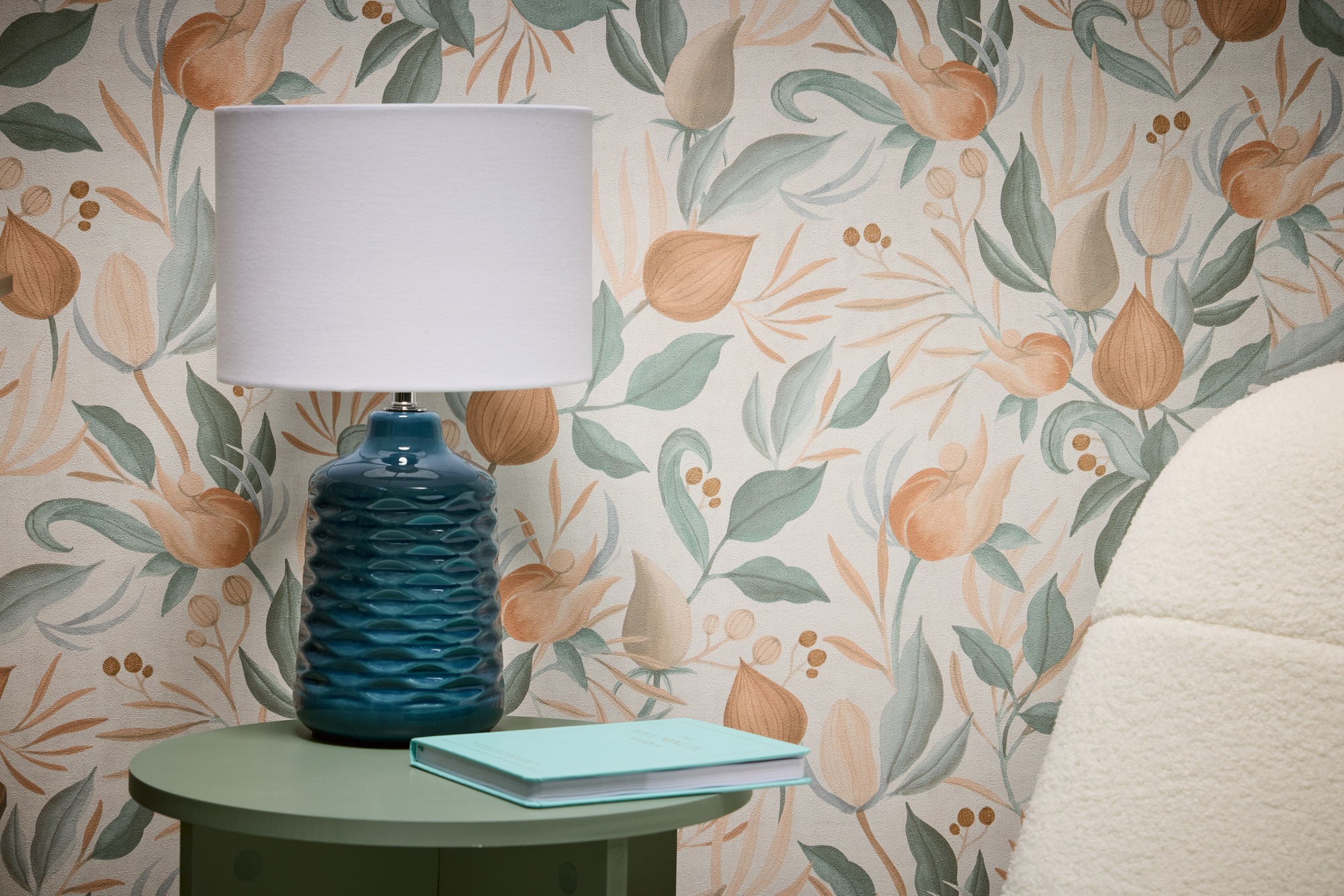 CosmoLiving by Cosmopolitan Vliestapete »Still Bloom – Florale Vliestapete« matt strukturiert Moderner Blütentraum mit sanfter Eleganz