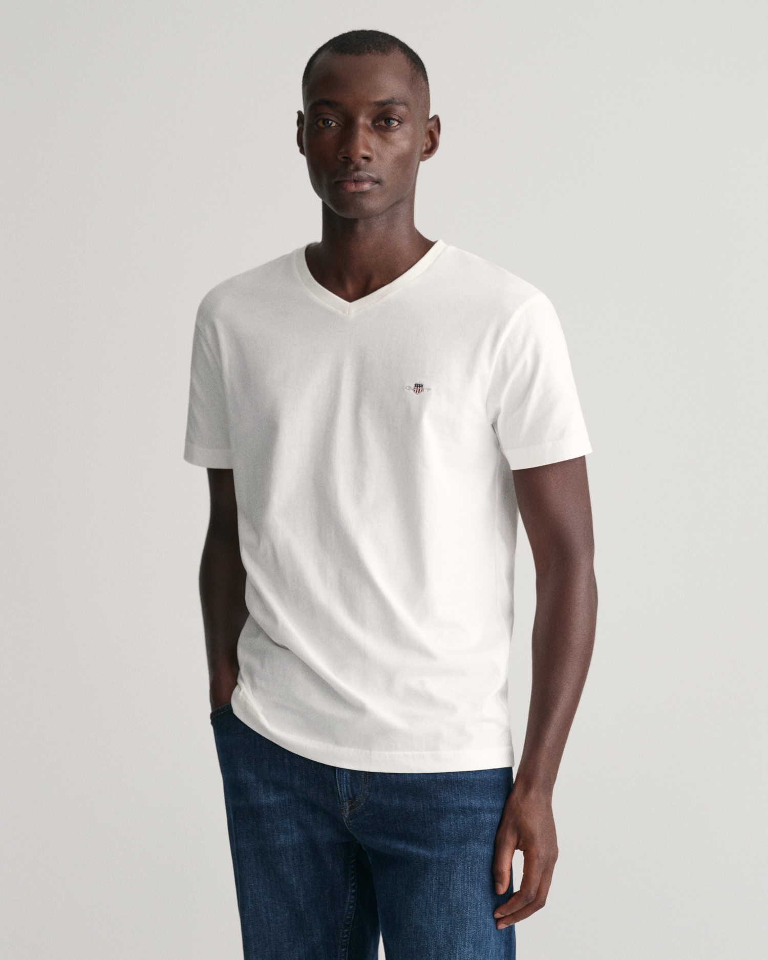 Gant T-Shirt »SLIM bestellen online Brust SHIELD der einer mit T-SHIRT«, Logostickerei kleinen auf V-NECK