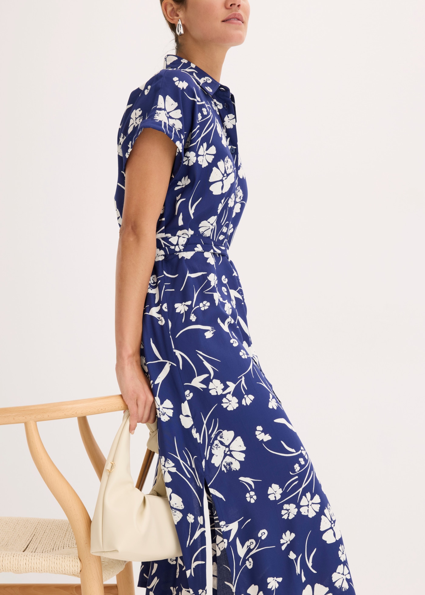 bonprix Blusenkleid feminin geschnitten, mit Hemdblusenkragen, Kurzarm, mit Bindeband