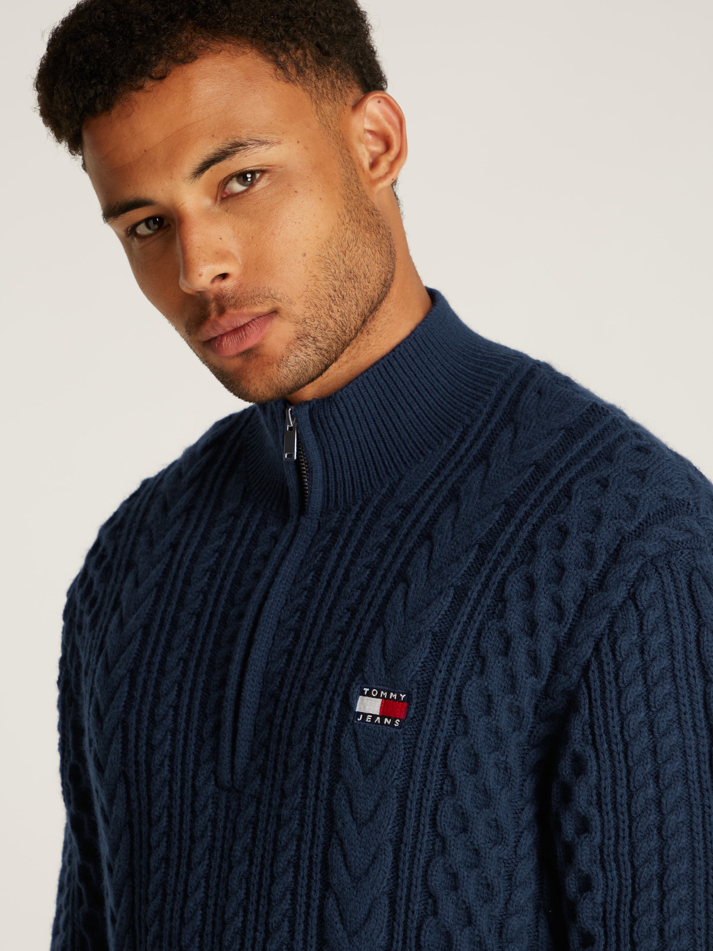 Tommy Jeans Stehkragenpullover »TJM REG CABLE S FLAG 1/4 ZIP«, mit Zopfmuster