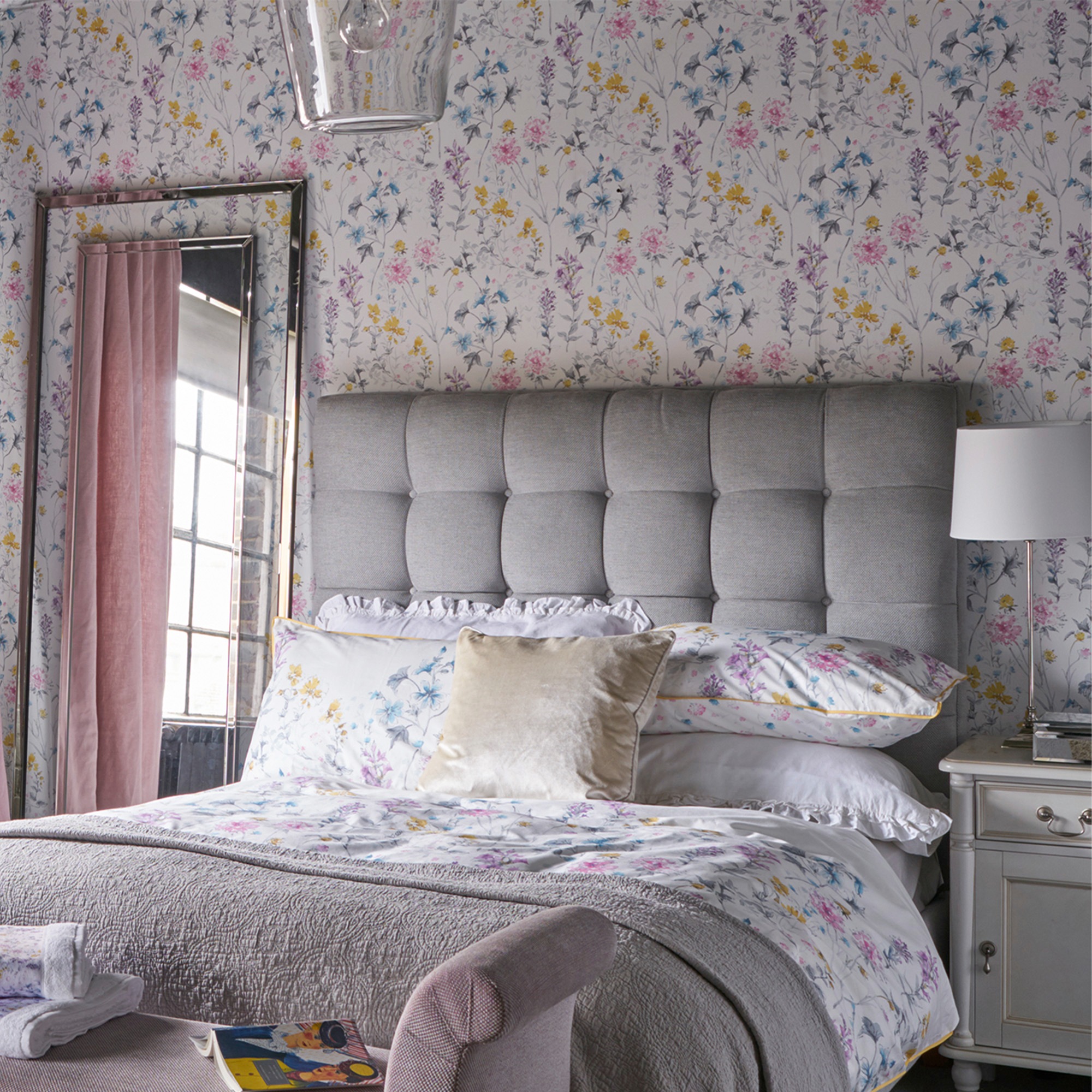 LAURA ASHLEY Vliestapete »Wild Meadow«, gemustert, FSC® zertifiziert, mit lebhaftem Druck, 10 Meter Länge