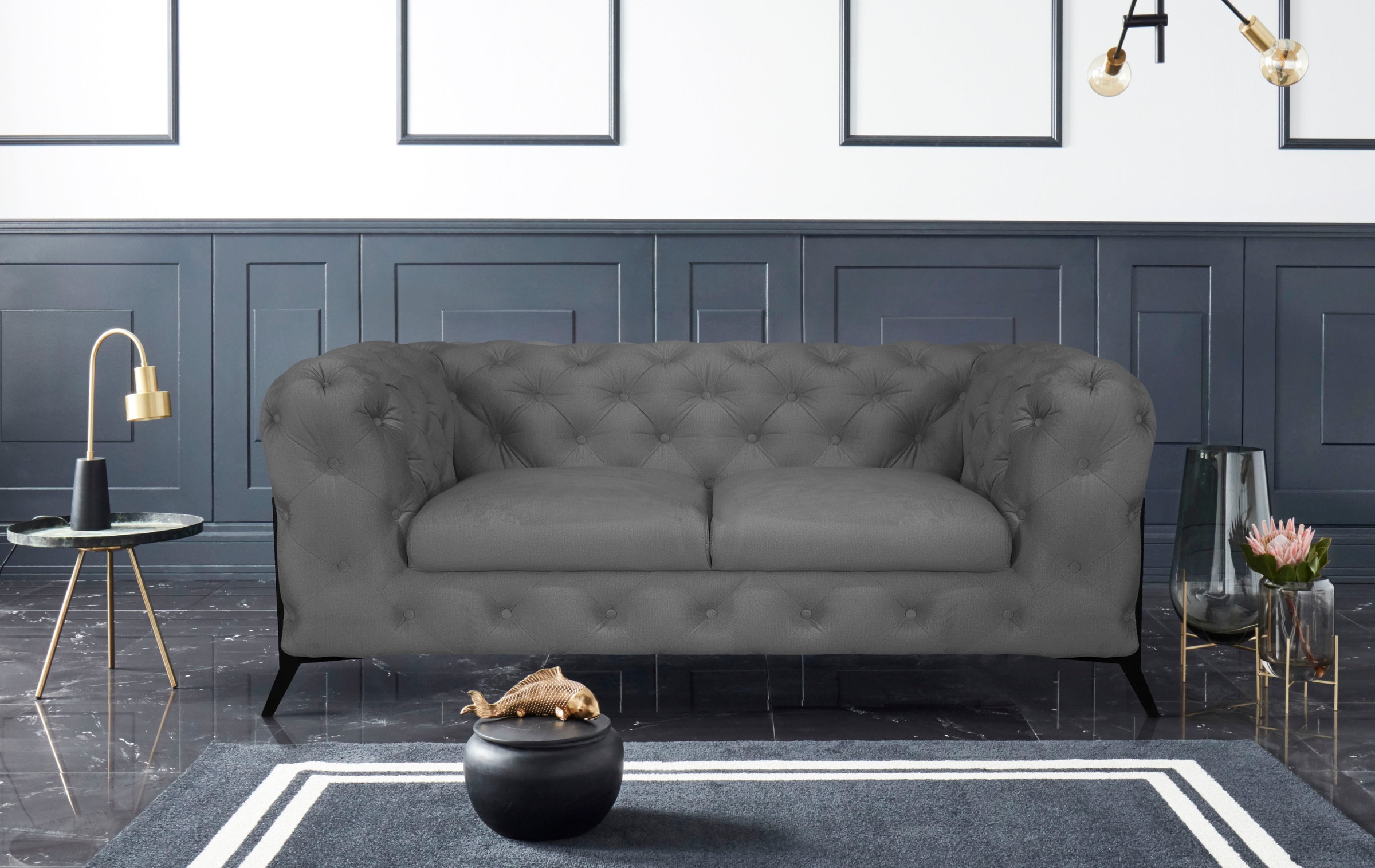 Leonique Chesterfield-Sofa »Amaury«, Knopfheftung, aufwändige Fußfarbe Raten auf moderne kaufen Chesterfield wählbar Optik