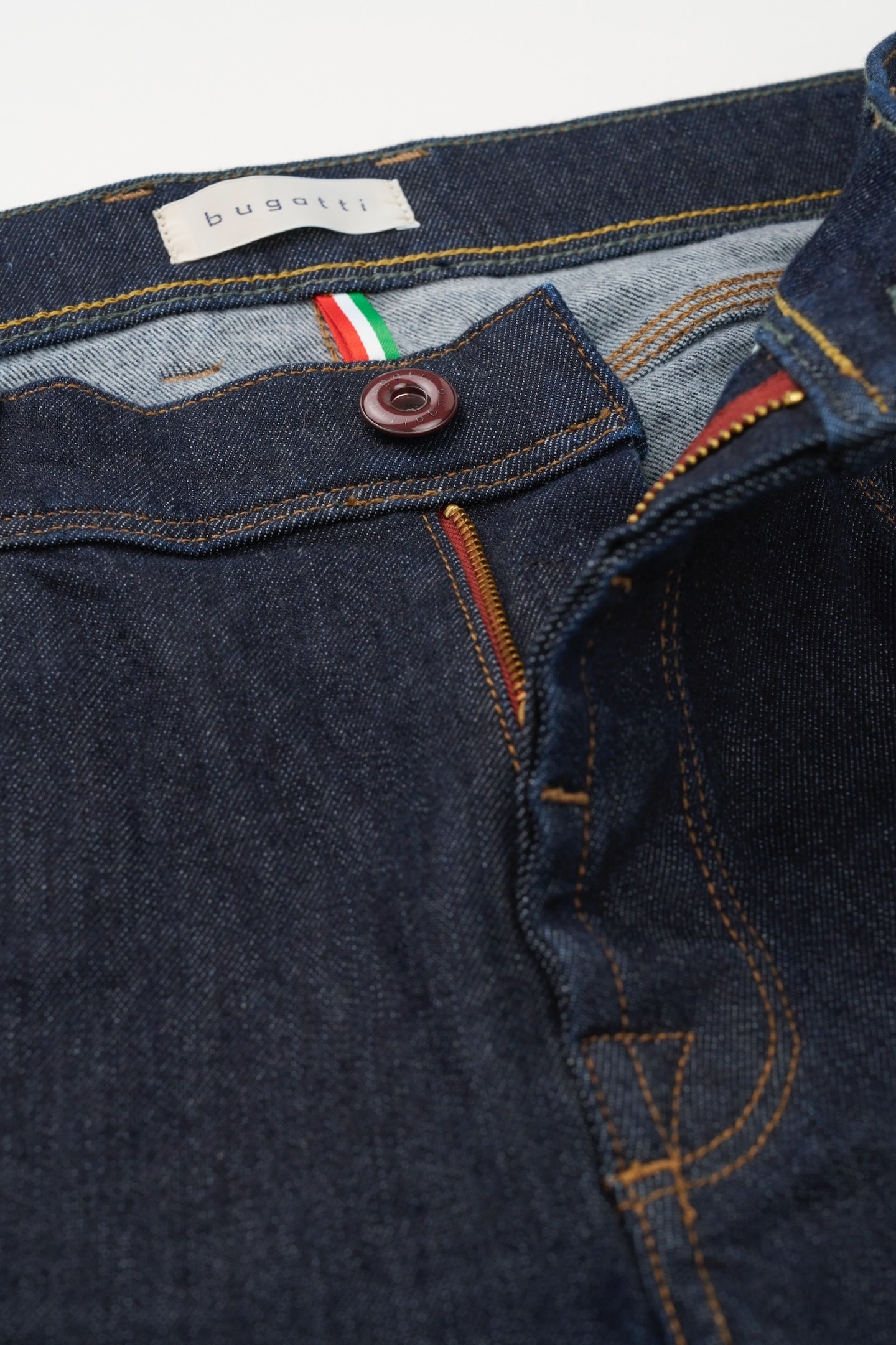bugatti 5-Pocket-Jeans, mit dezenter Waschung