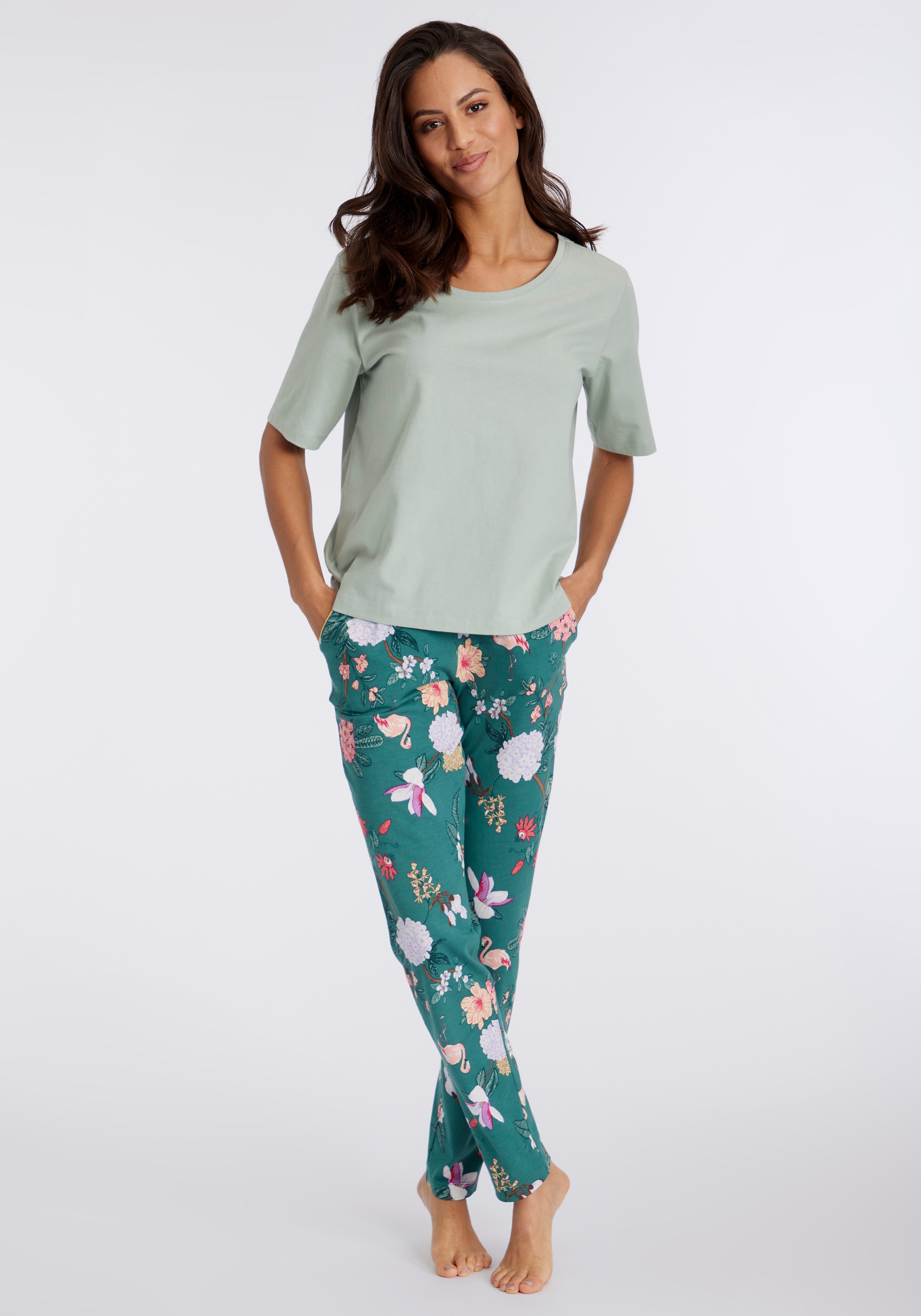 Pyjama, (2 tlg.), mit elegantem Blumenmuster