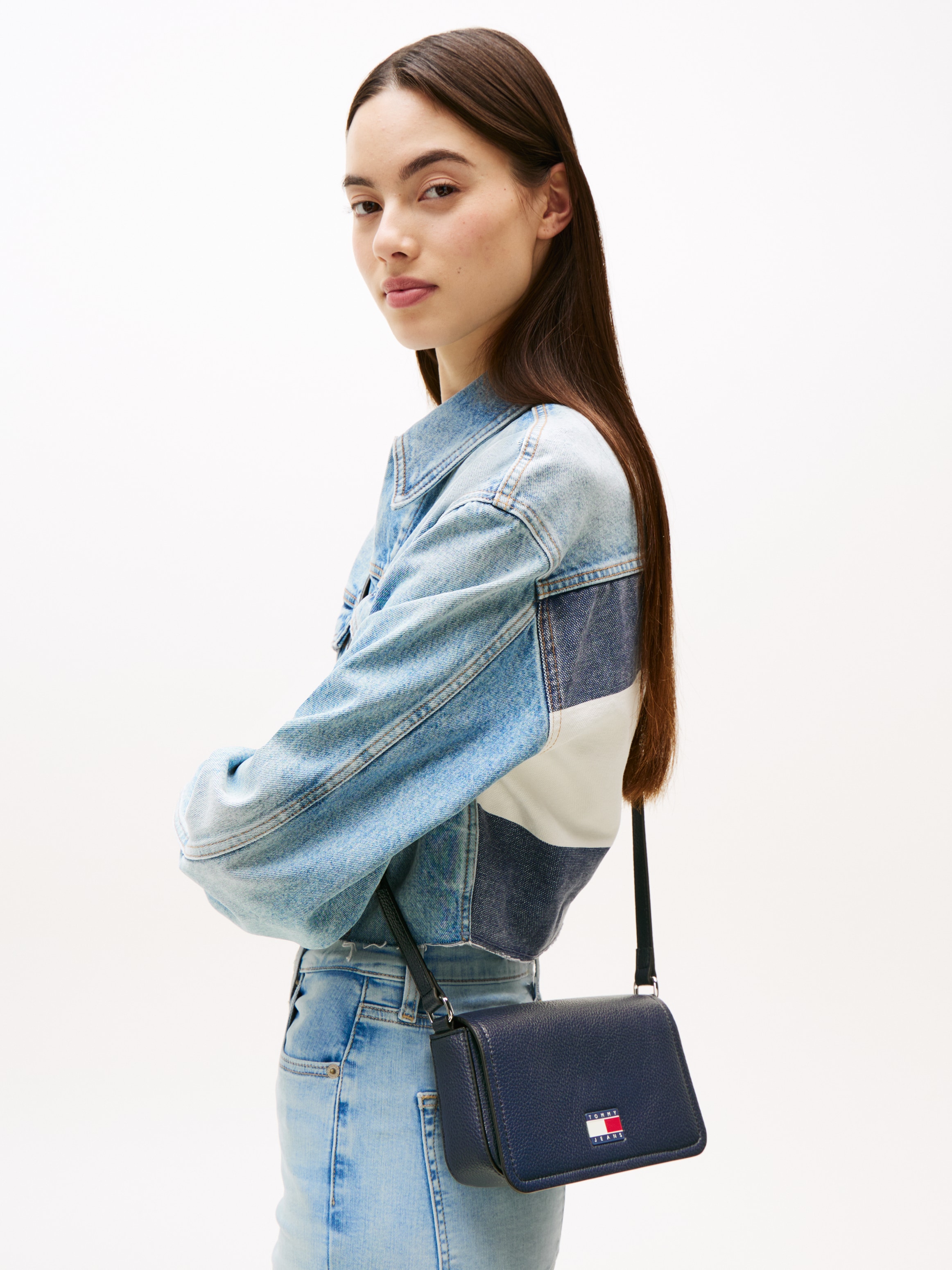 Tommy Jeans Umhängetasche »TJW MUST FLAP CROSSOVER«, Damen Schultertasche, Minibag mit Tommy-Schmuckemblem