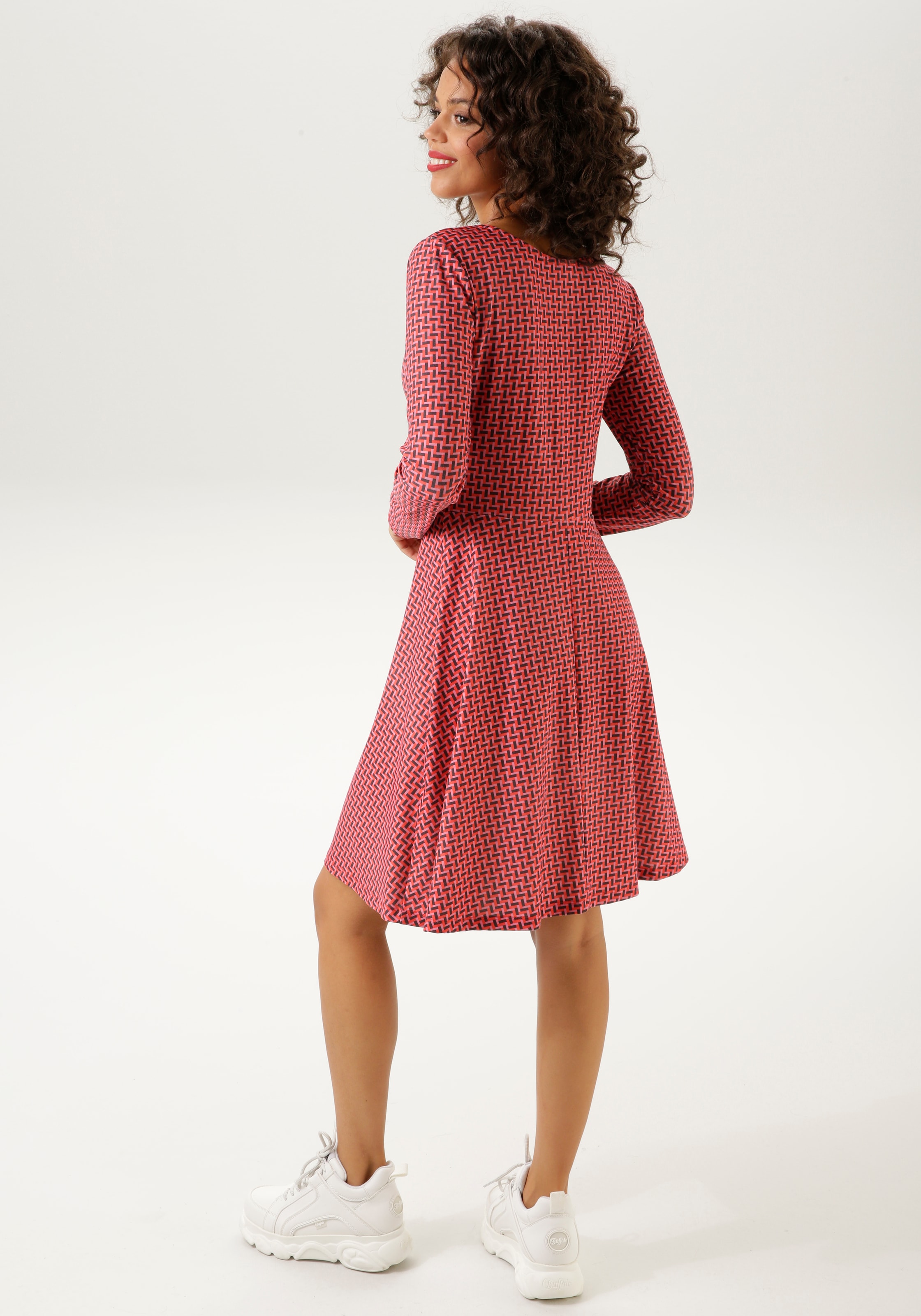 Aniston CASUAL Jerseykleid, mit trendfarbenem, graphischen Druck - NEUE KOLLEKTION