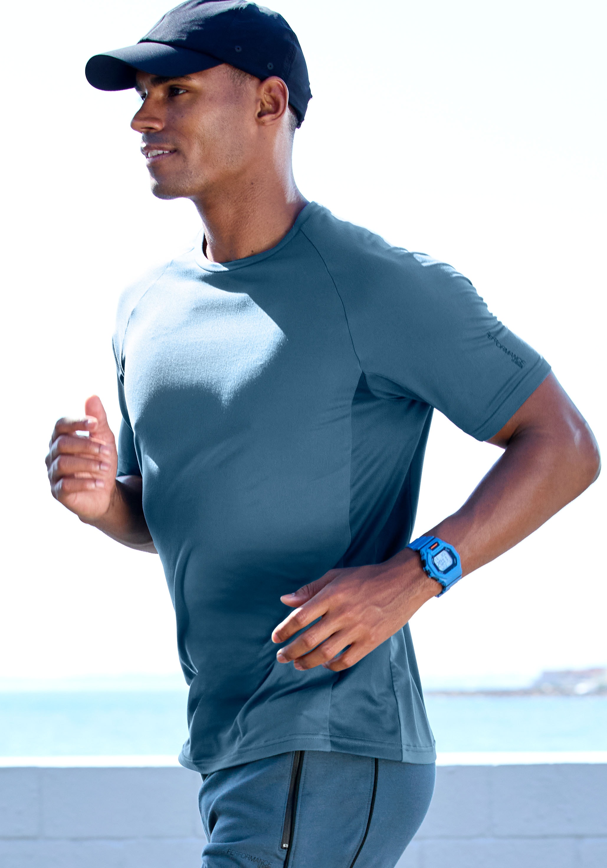 AUTHENTIC LE JOGGER Funktionsshirt mit Rundhalsausschnitt und seitlichen Mesh-Einsatz