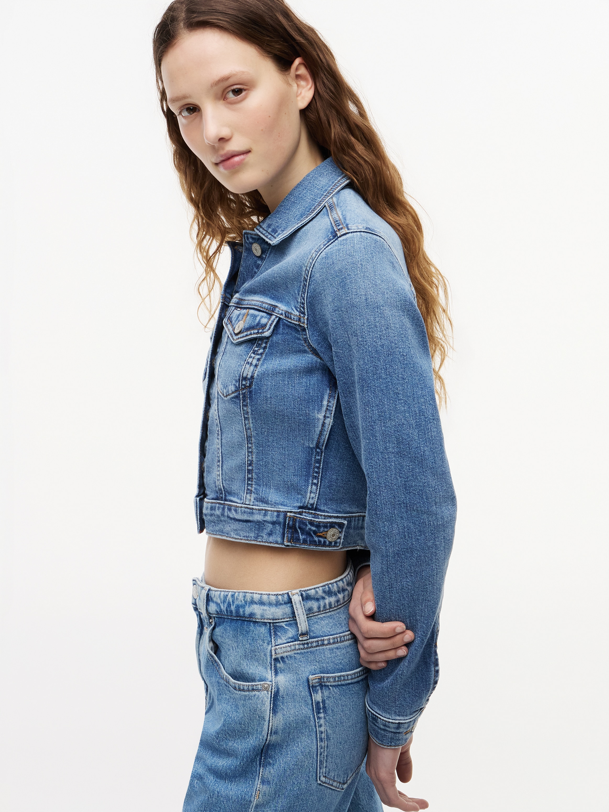 Tommy Jeans Jeansjacke »NEW SLIM TRUCKER JACKET CJ8138« Baumwollmischung, slim fit, Brusttaschen