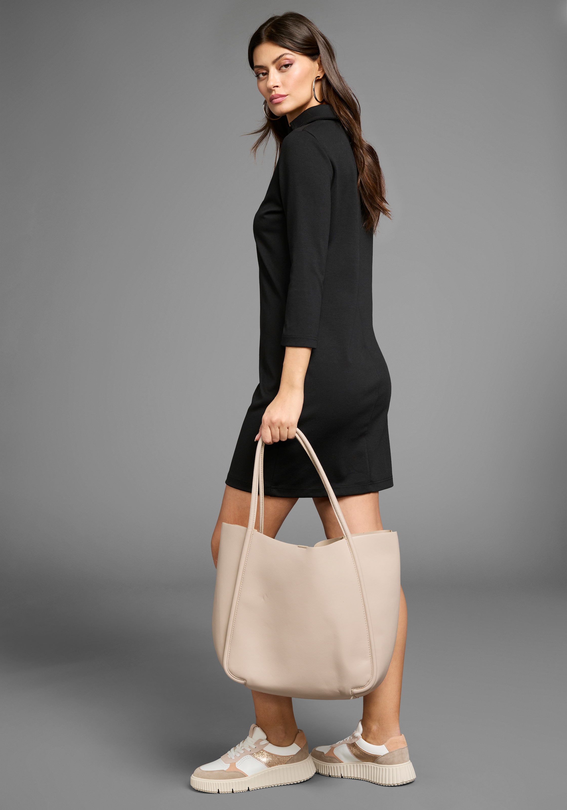 Laura Scott Polokleid, mit glänzendem Schriftzug