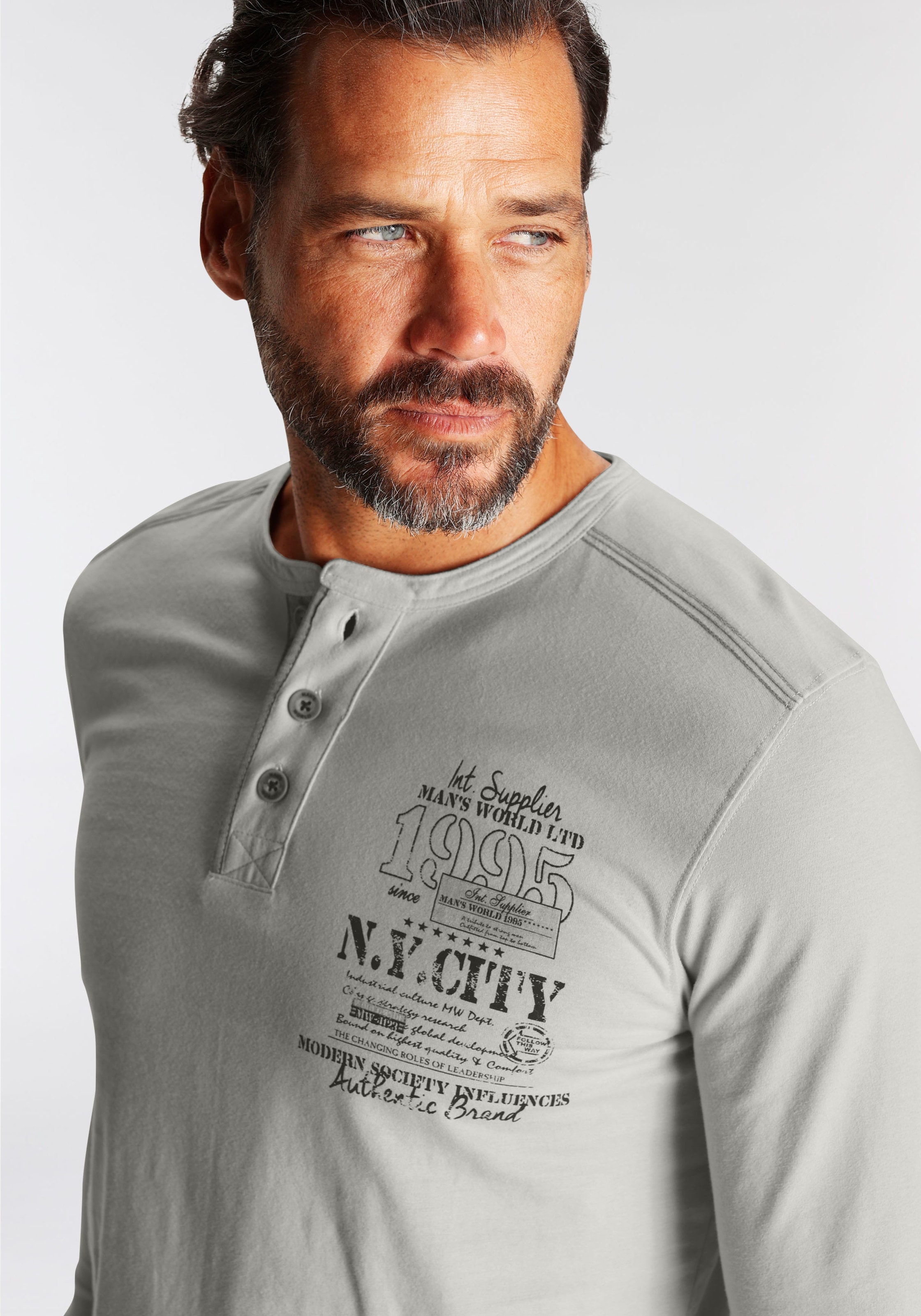 Man's World Henleyshirt, mit Brustprint und Knopfleiste