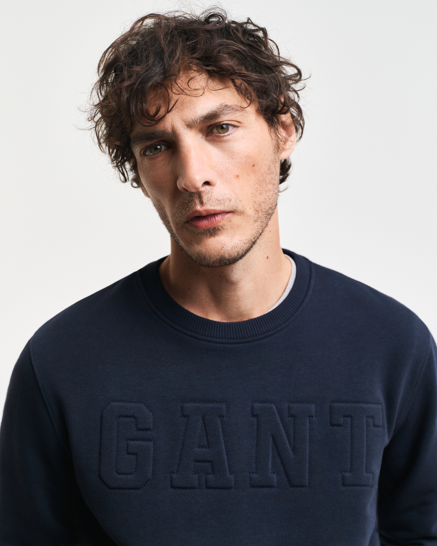 Gant Sweatshirt »EMBOSSED C-NECK SWEAT« eine erhabene GANT-Grafikprägung auf der Brust