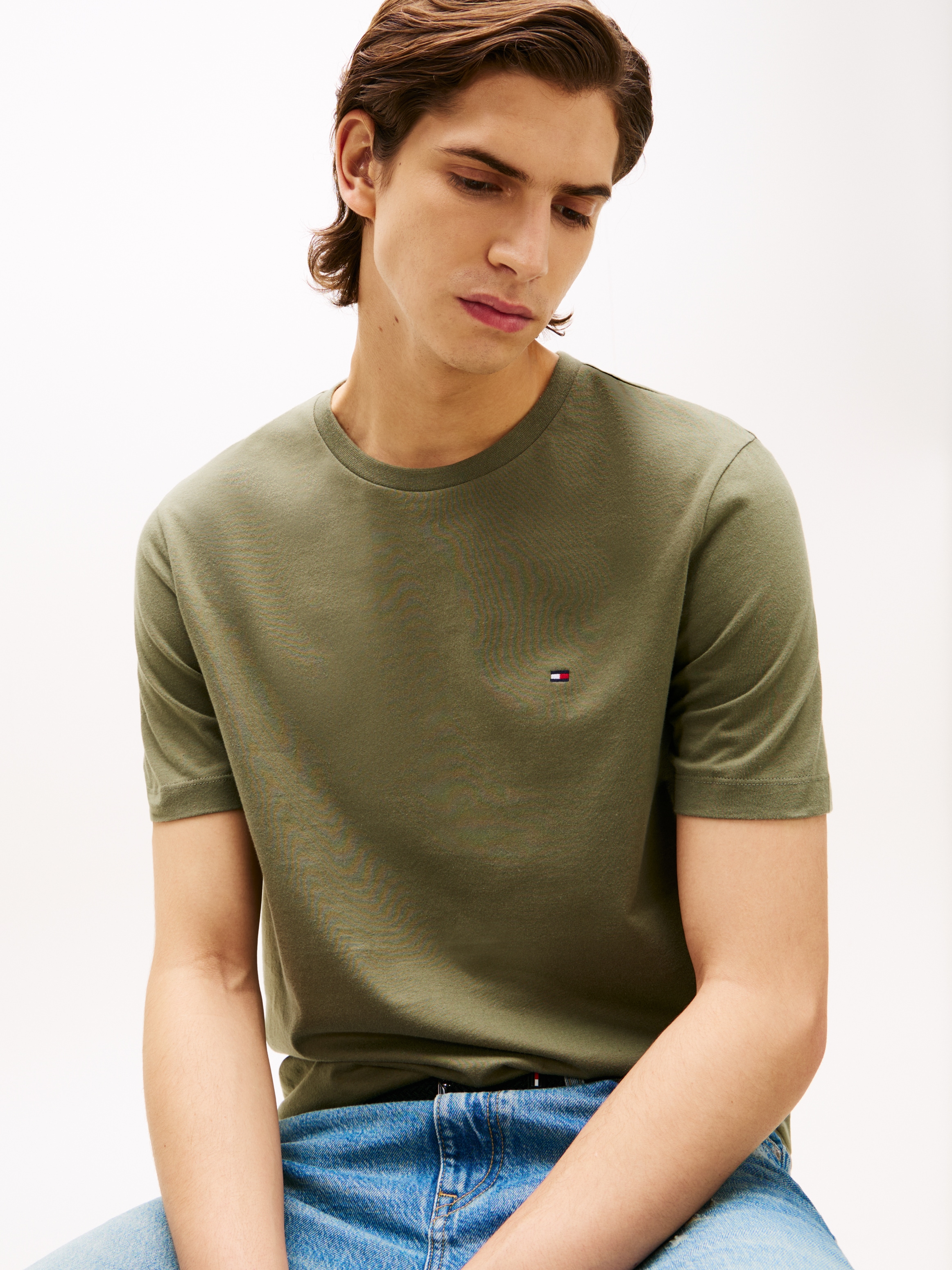 Tommy Hilfiger T-Shirt »ESSENTIAL REG FIT SOLID TEE mit Stickerei und Rundhals« unifarben, casual, regular fit, Baumwolle, Rundhals