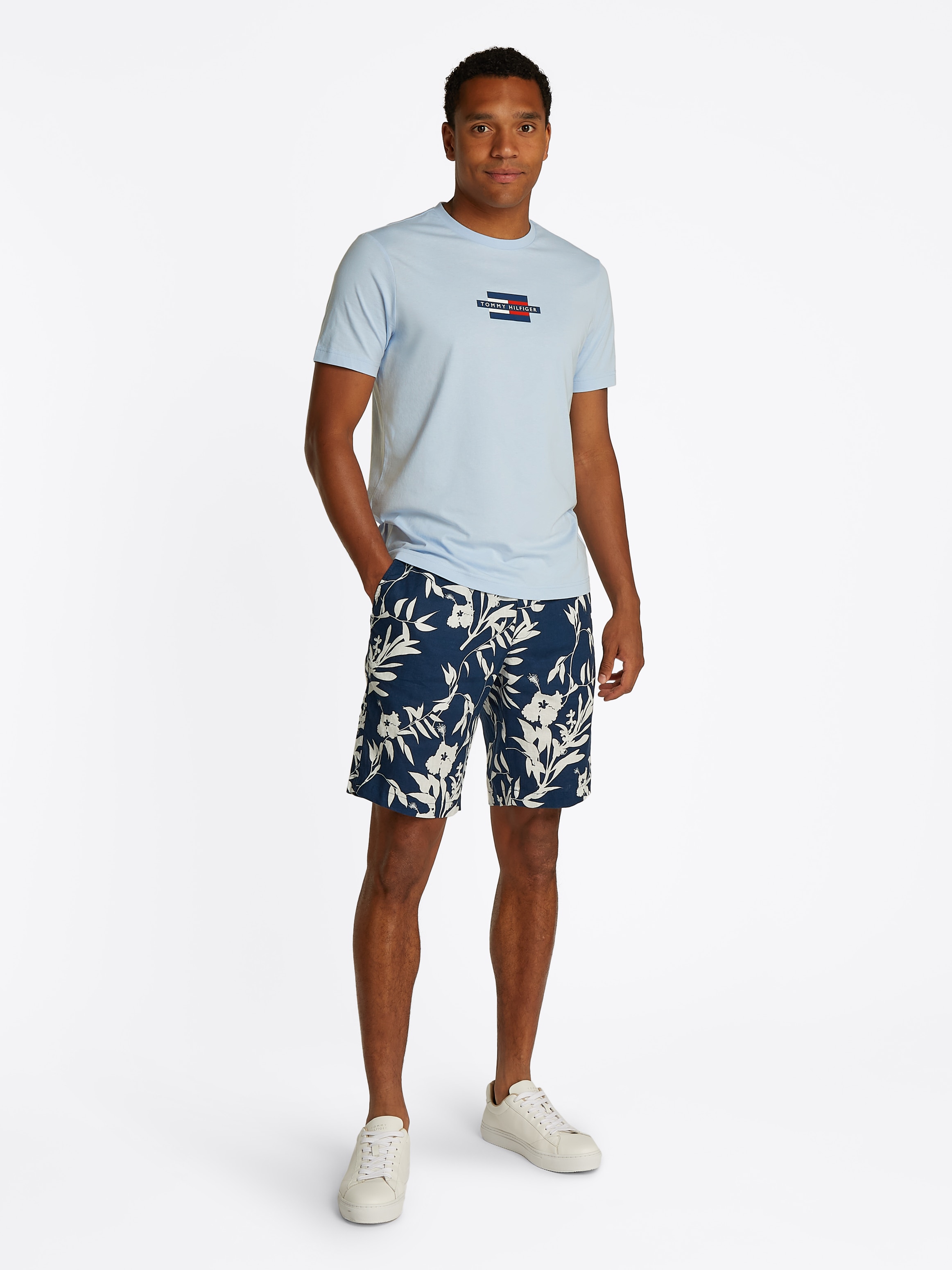 Tommy Hilfiger Kurzarmshirt »FLAG BOX TEE«, Mit Rundhalsausschnitt
