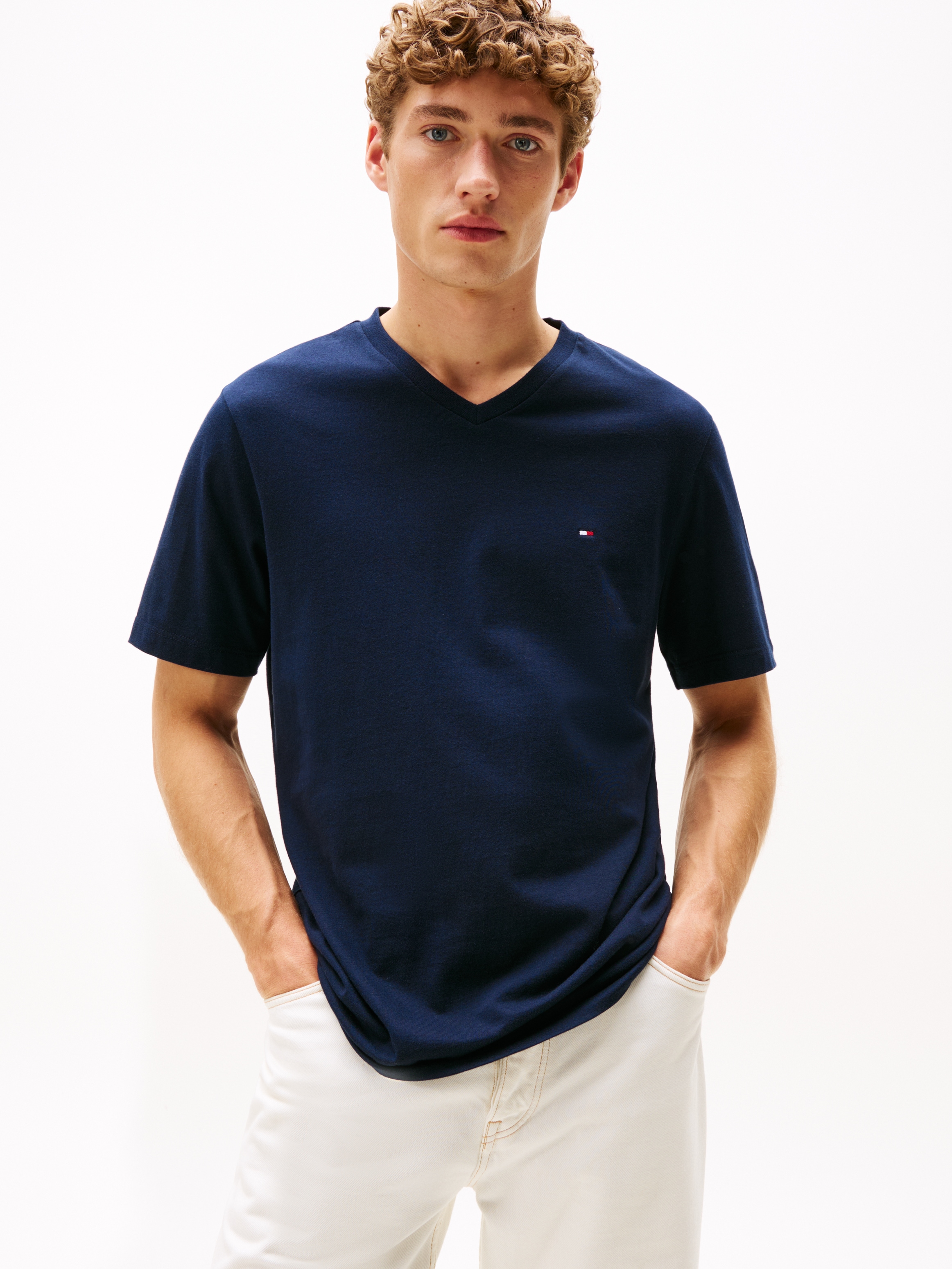 Tommy Hilfiger V-Shirt »ESSENTIAL V-NECK TEE mit V-Ausschnitt und Markenlabel« unifarben, casual, regular fit, Baumwolle, V-Ausschnitt