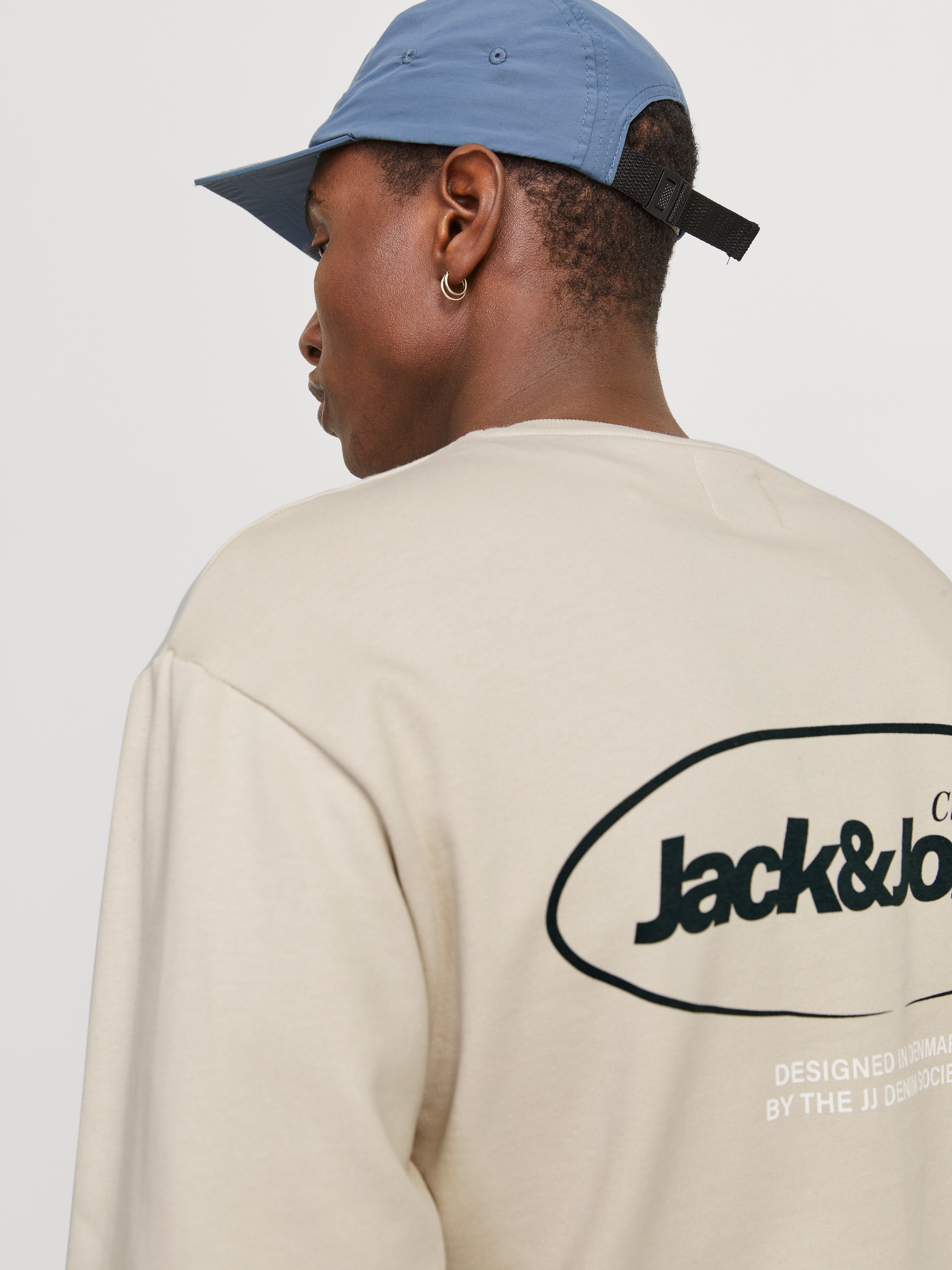 Jack & Jones Sweatshirt »JJEBRADLEY GRAPHIC SWEAT CREW NOOS«, mit Front und Back Print
