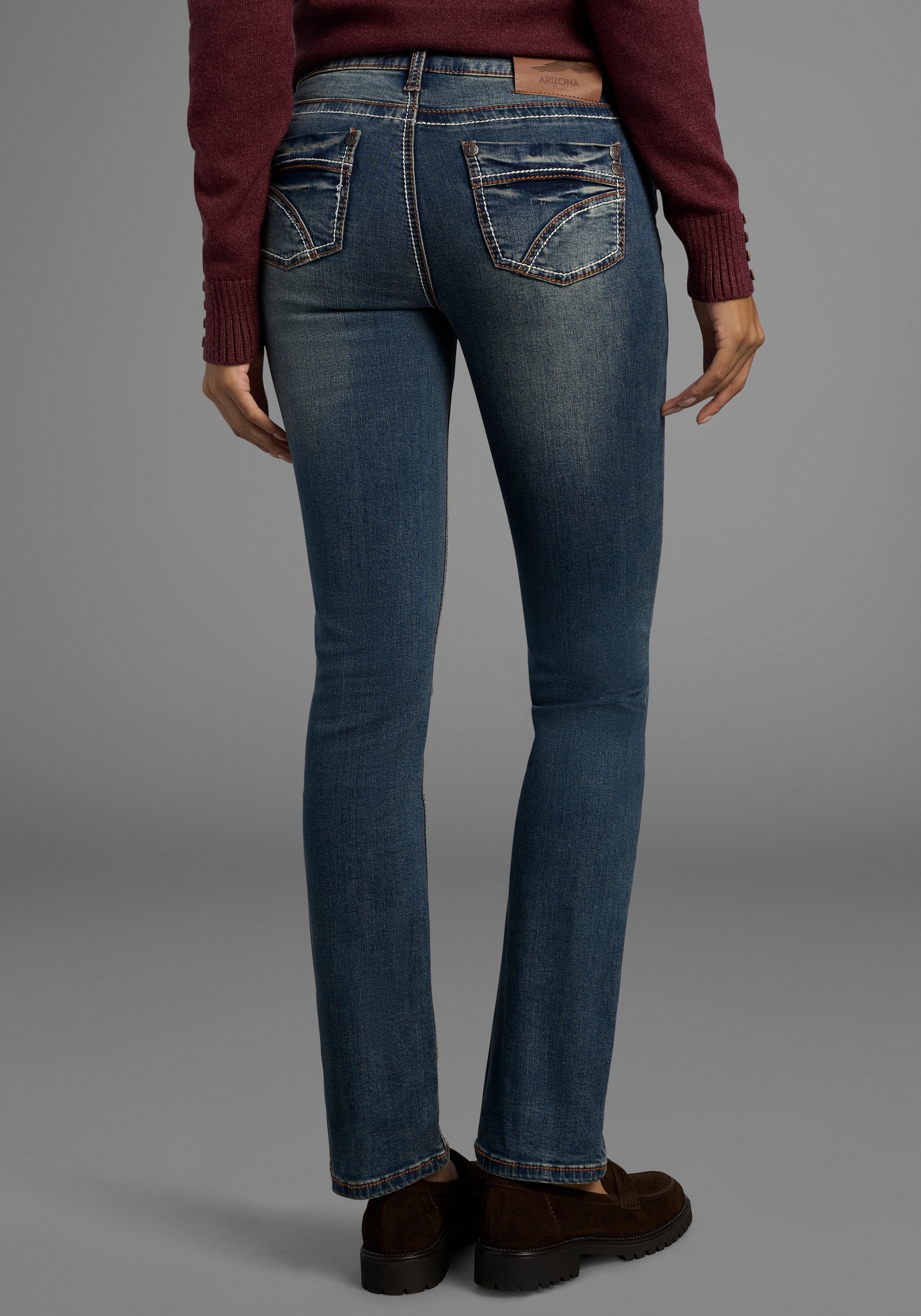 Arizona Gerade Jeans »Kontrastnähte«, niedrige Leibhöhe, in 5-Pocket-Form, Used-Look-Waschung