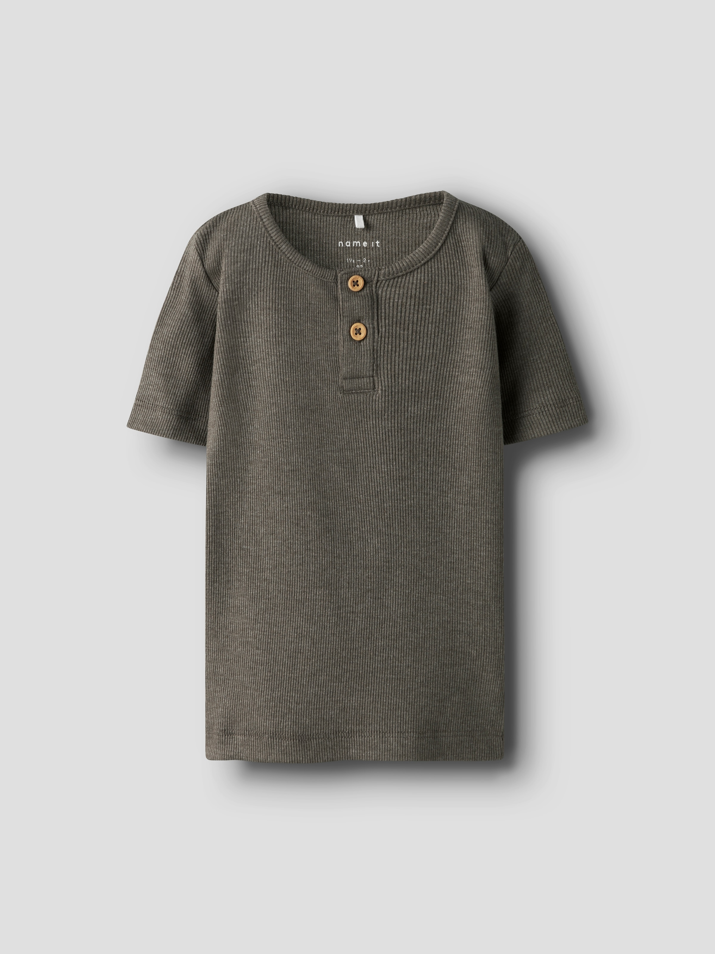 Name It Kurzarmshirt »NMMKAB TOP NOOS«, im elastischem Feinripp und mit kurzer Knopfleiste am Ausschnitt