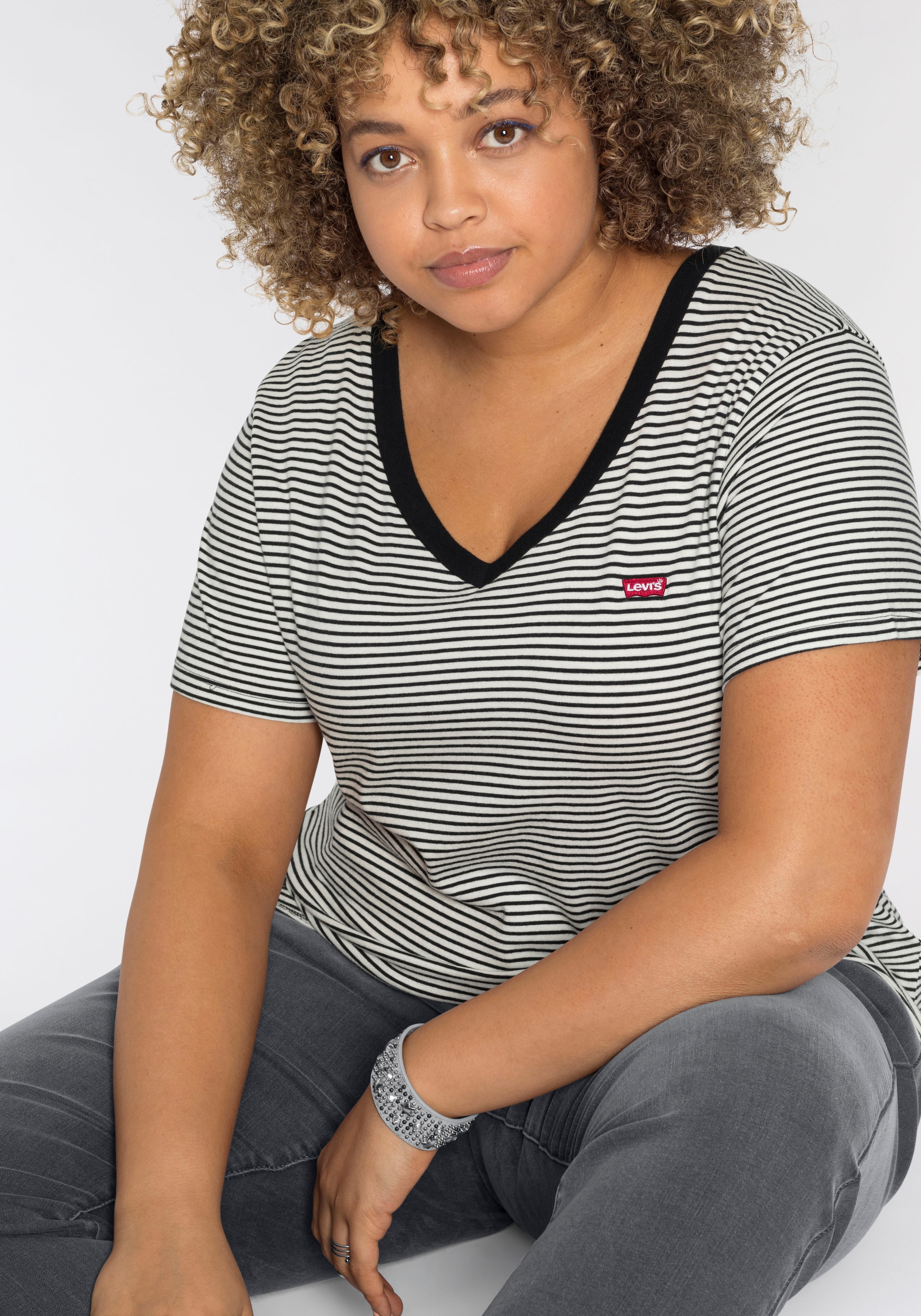 Levi's® Plus Kurzarmshirt »V NECK TEE«