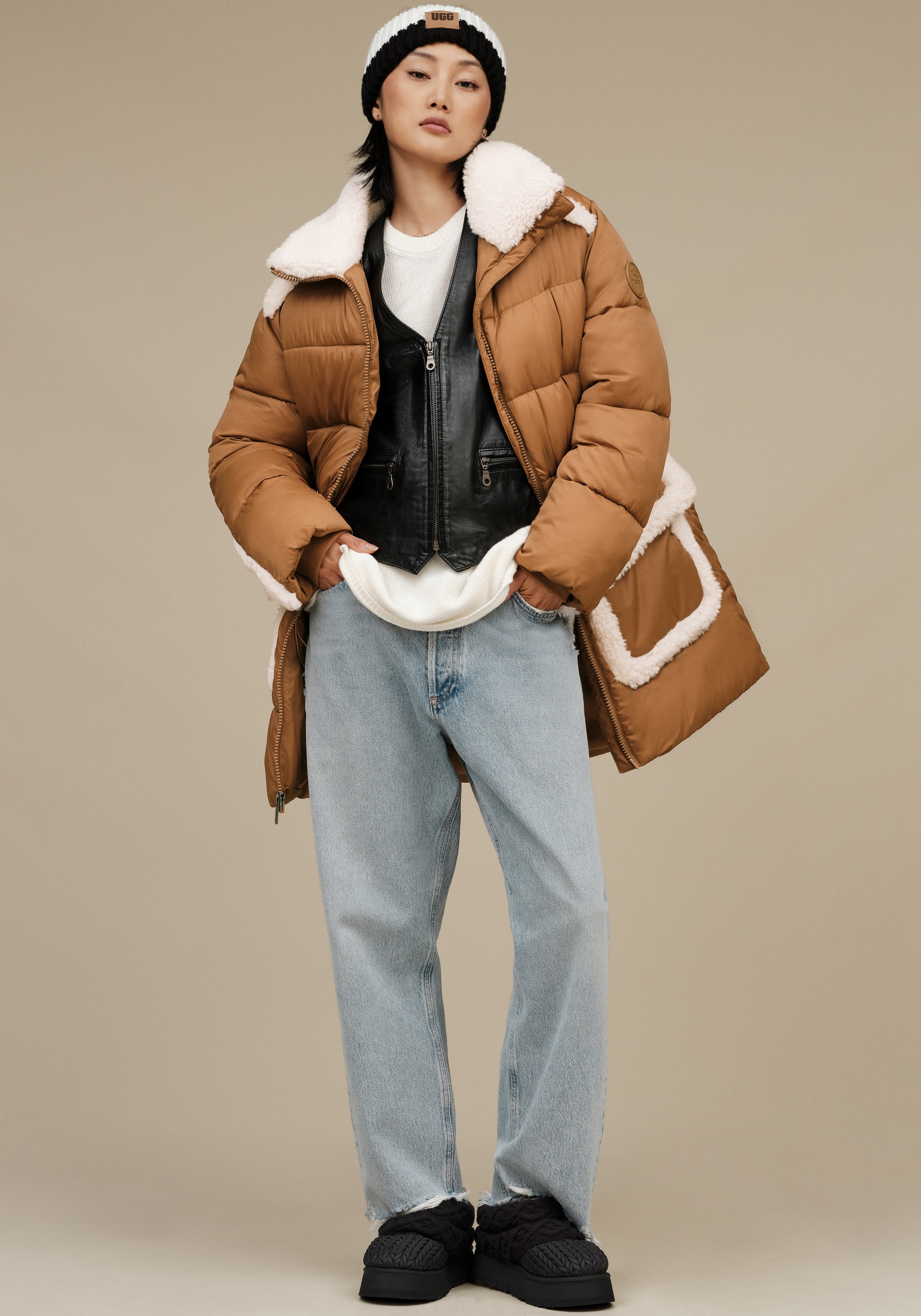 UGG Steppmantel »W AMAL PLUSHSEAM PUFFER COAT«, mit Plüschapplikationen