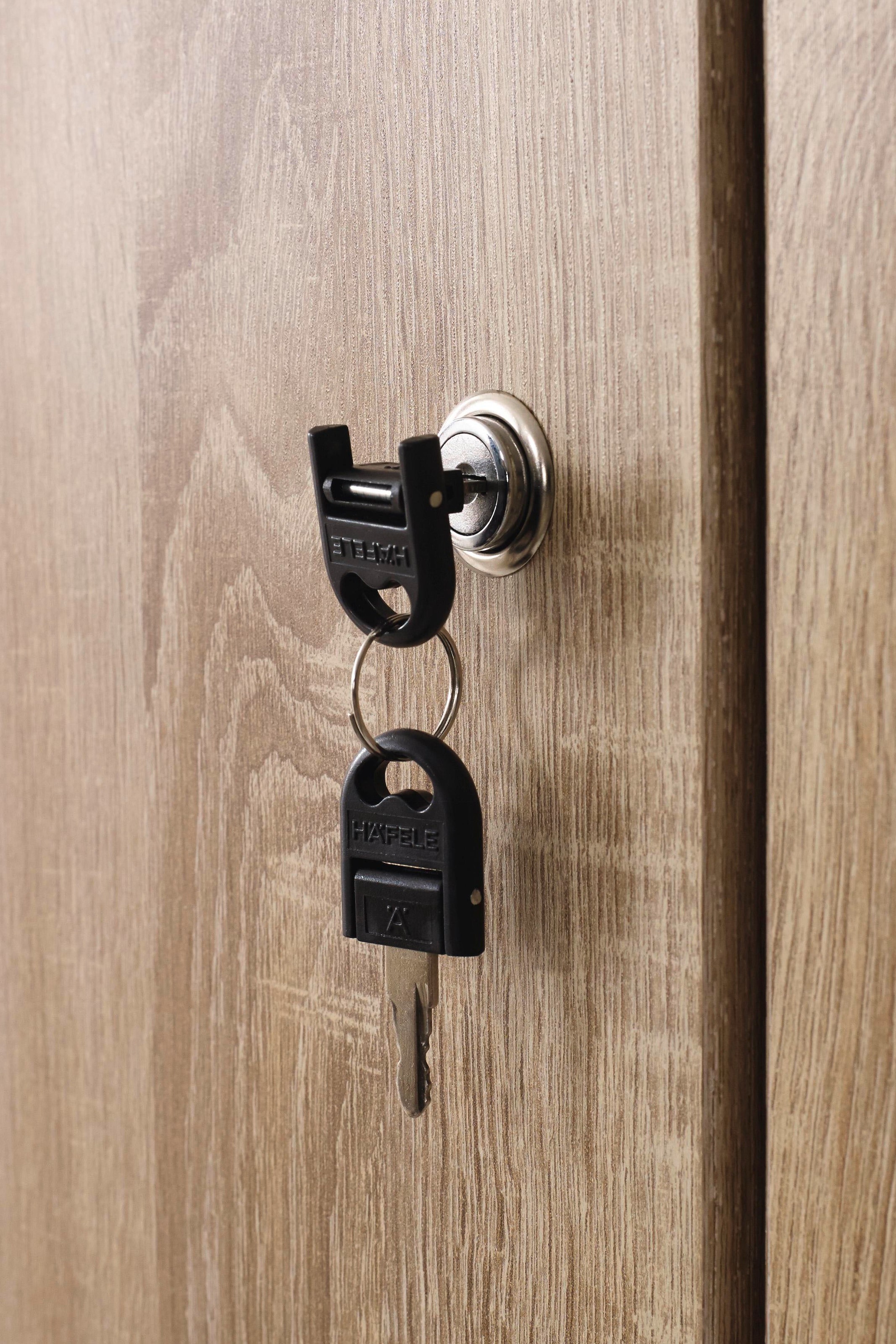 rauch Kleiderschrank »Schrank Garderobe Garderobenschrank Putzschrank Wäscheschrank BERGHEIM« Breite/Höhe/Tiefe: 91/197/54 cm,  viel Stauraum, abschließbar mit insgesamt 4 Schlüsseln MADE IN GERMANY