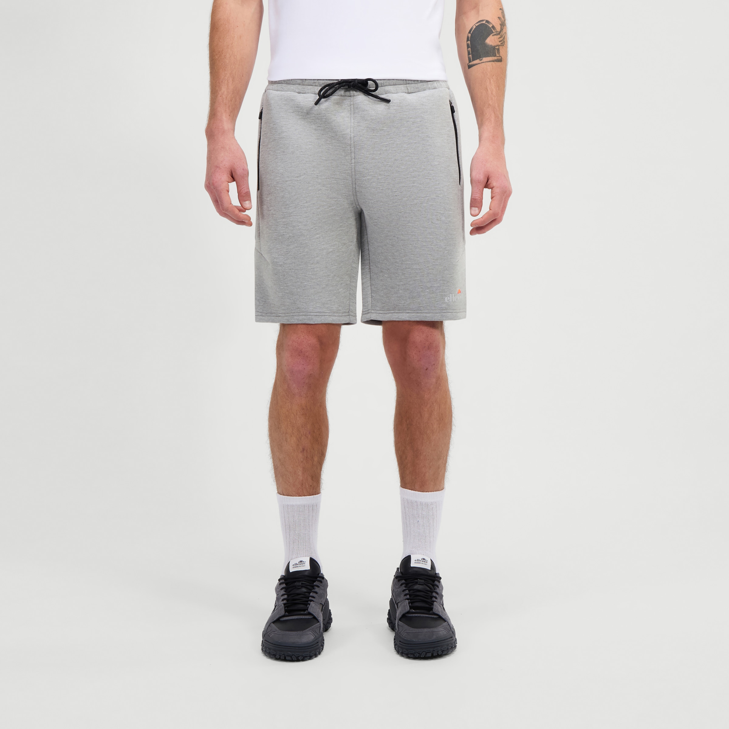 Ellesse Sweatshorts »GIALARNO SHORT«  mit Reißverschlusstaschen, atmungsaktiv, pflegeleicht, gerade Beinform