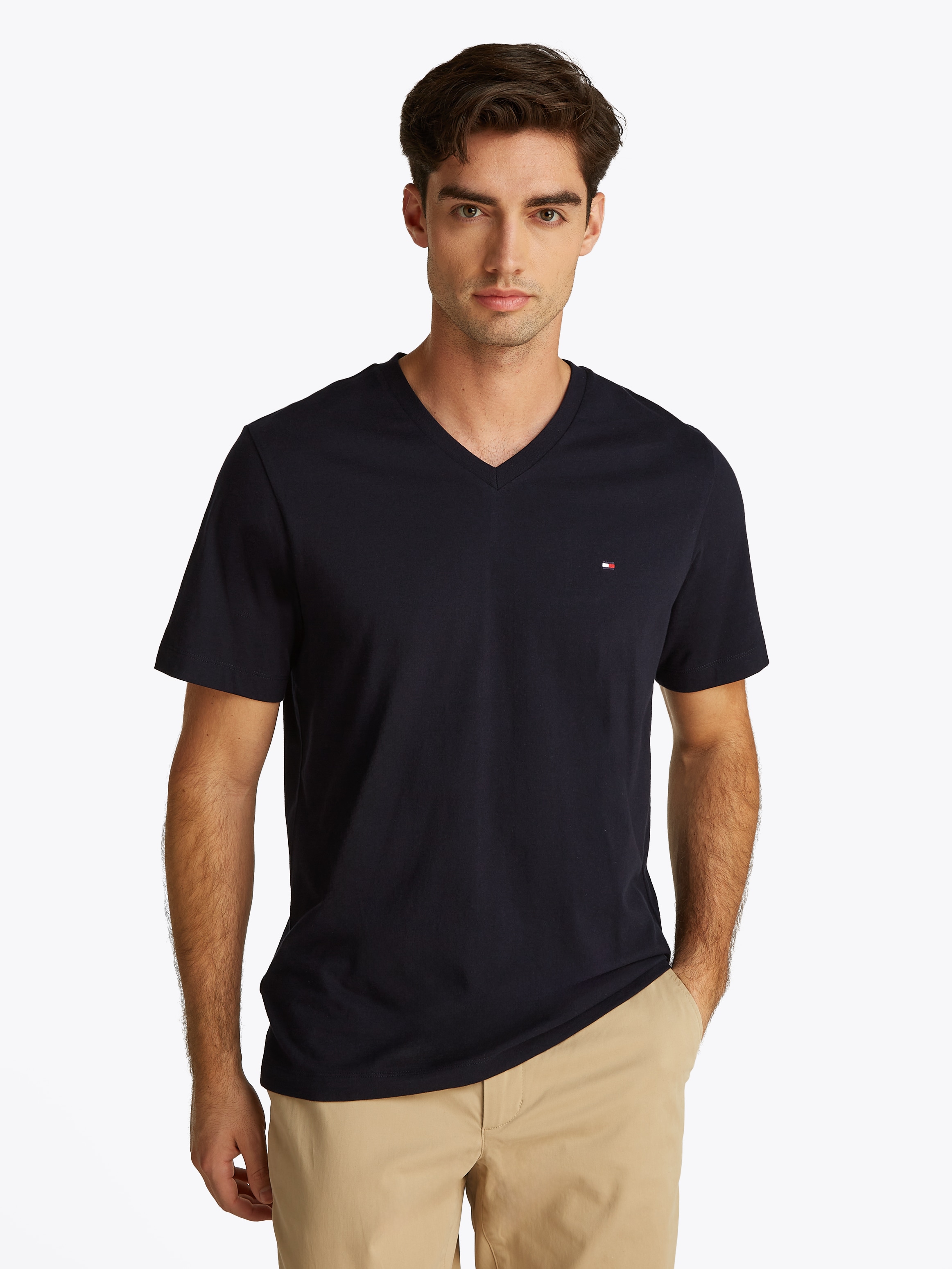 Tommy Hilfiger V-Shirt »ESSENTIAL V-NECK TEE mit V-Ausschnitt und Markenlabel« unifarben, casual, regular fit, Baumwolle, V-Ausschnitt