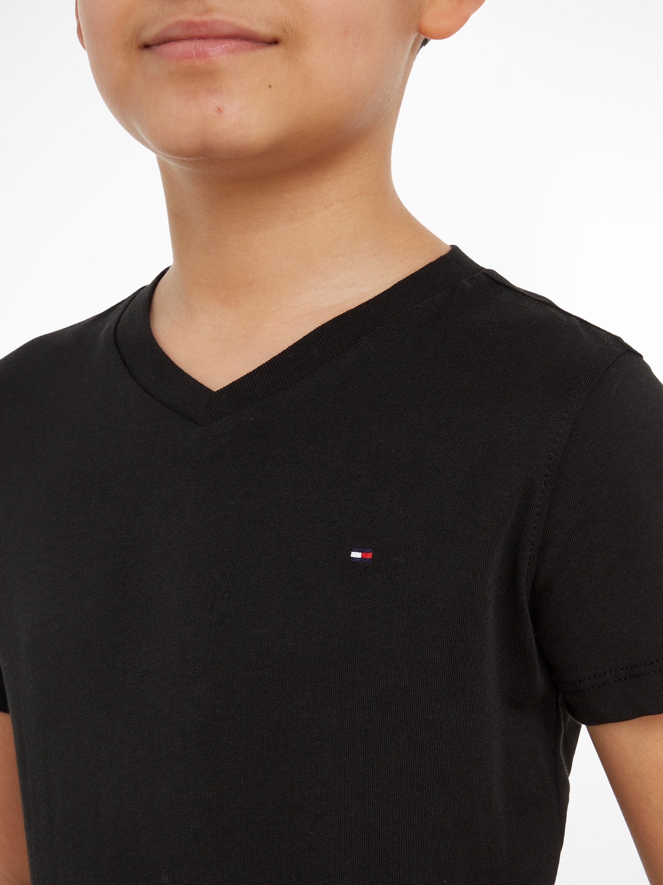 Tommy Hilfiger V-Shirt »BOYS BASIC VN KNIT S/S«, mit Tommy Hilfiger Logo- Flag online bei