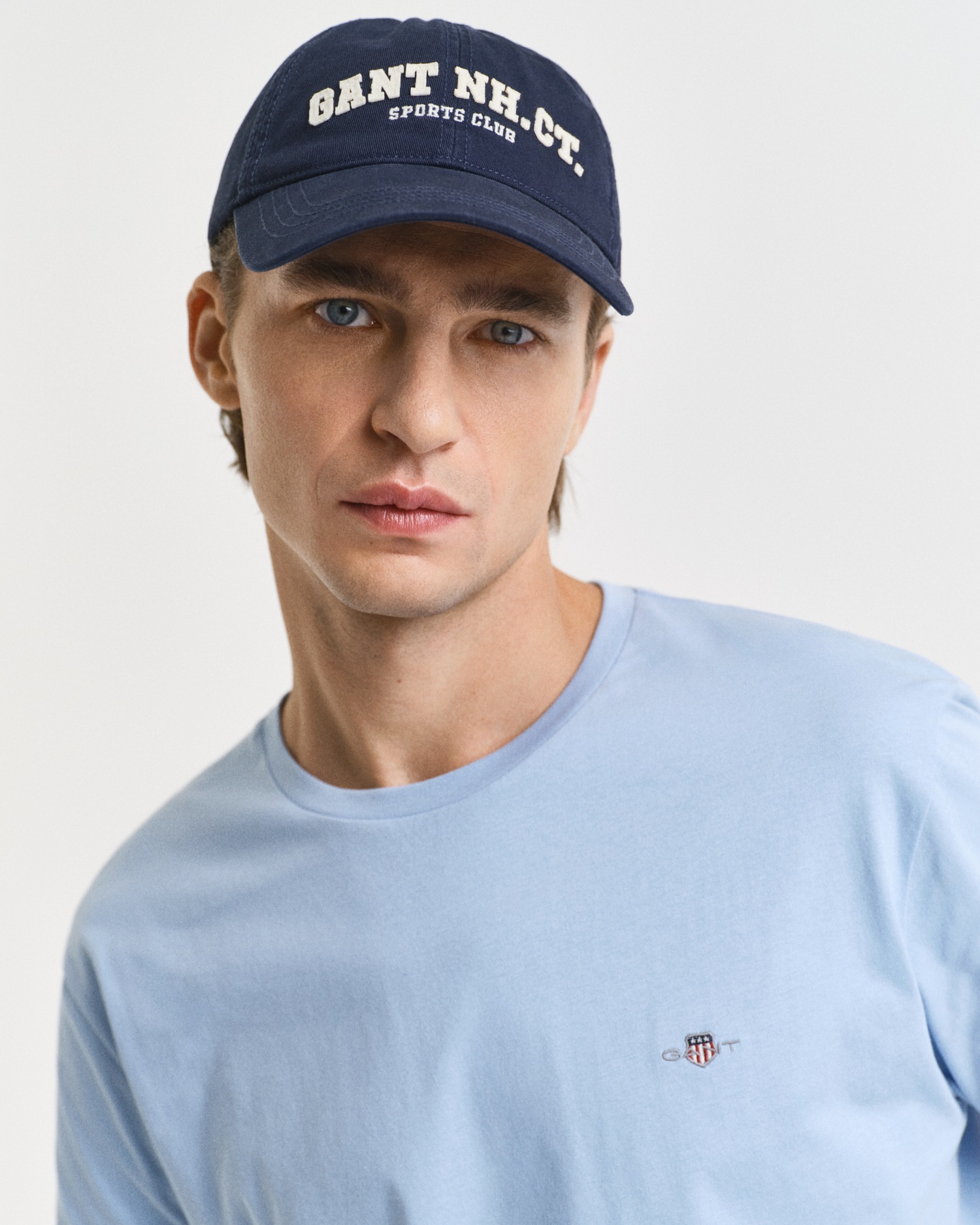 Gant T-Shirt »REG SHIELD SS T-SHIRT« mit Logostickerei auf der Brust