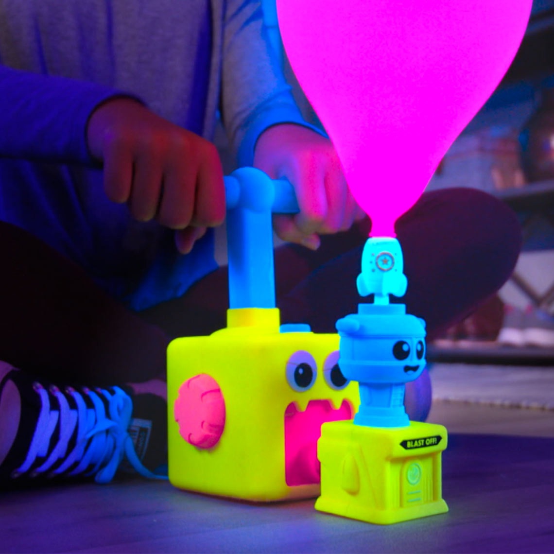 MediaShop Spielzeug-Auto »Balloon Zoom«, ballonbetriebenes, fahrendes & fliegendes Spielzeugset