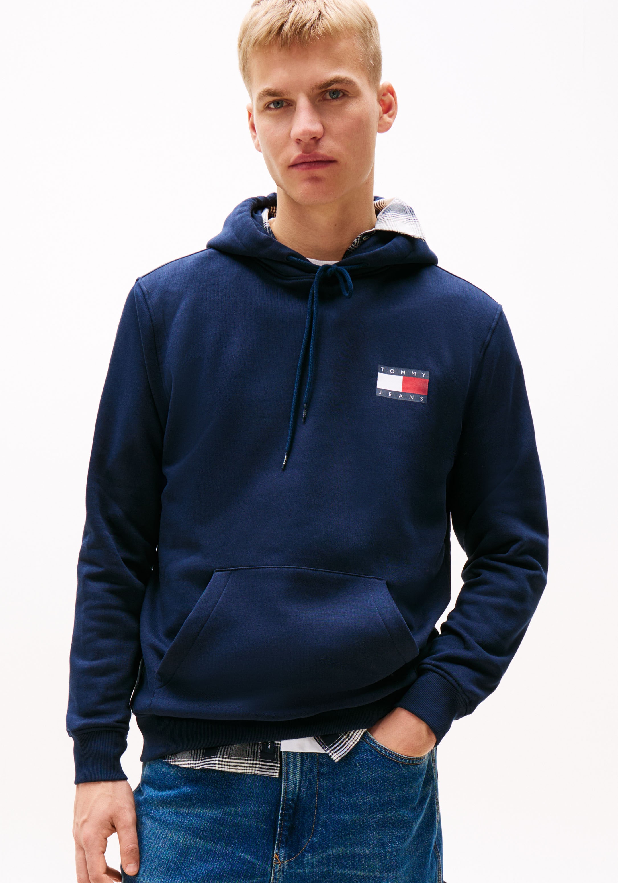 Tommy Jeans Sweatshirt »TJM REG ESSENTIAL FLAG HOOD EXT«, mit bedruckten Markenlogo auf Brusthöhe
