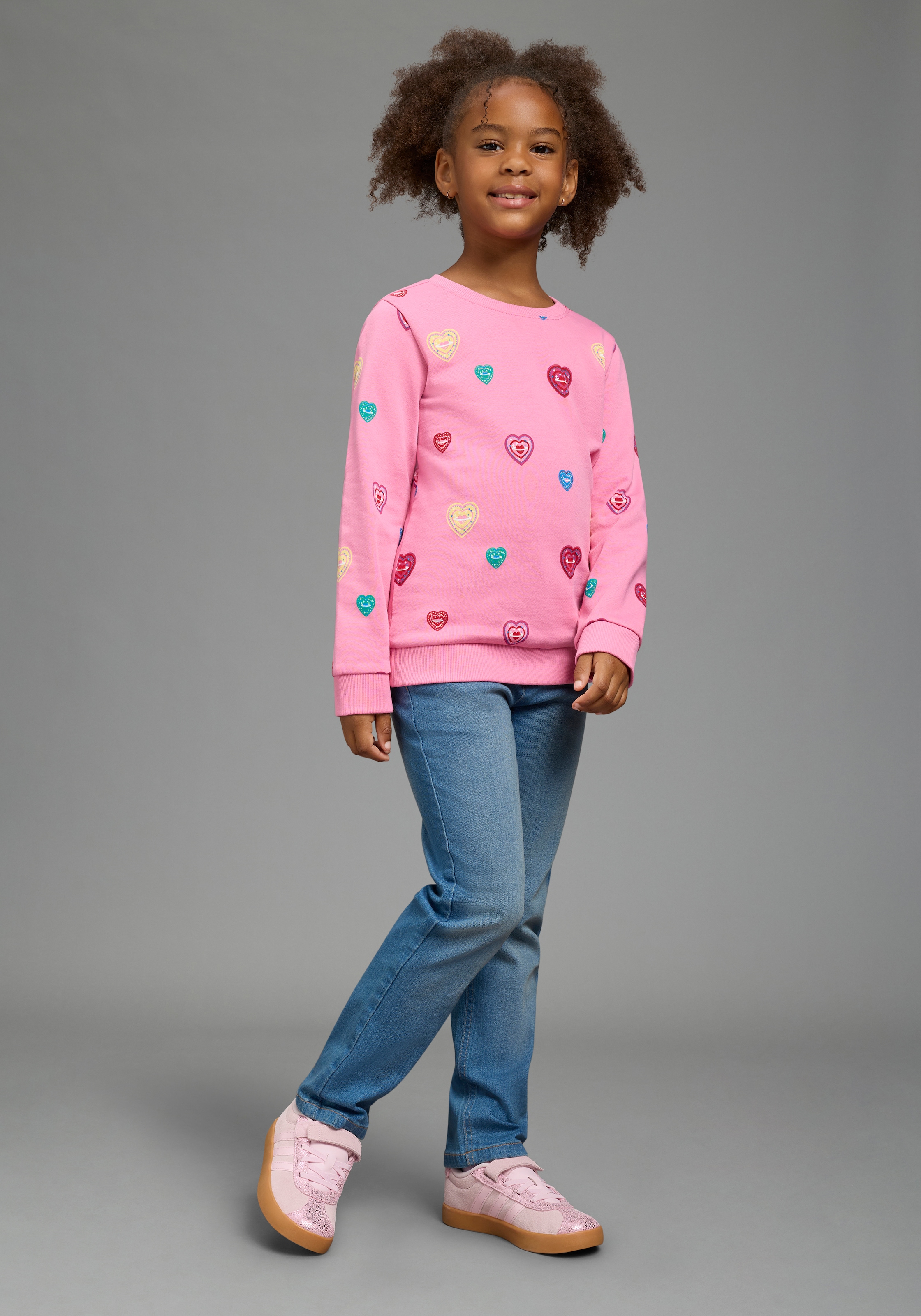 Scout Sweatshirt »Shirt in süßem Herzen-Allover - NEU von SCOUT«, mit Rundhalsausschnitt, mit langen Ärmeln, hüftlange Basic-Passform

