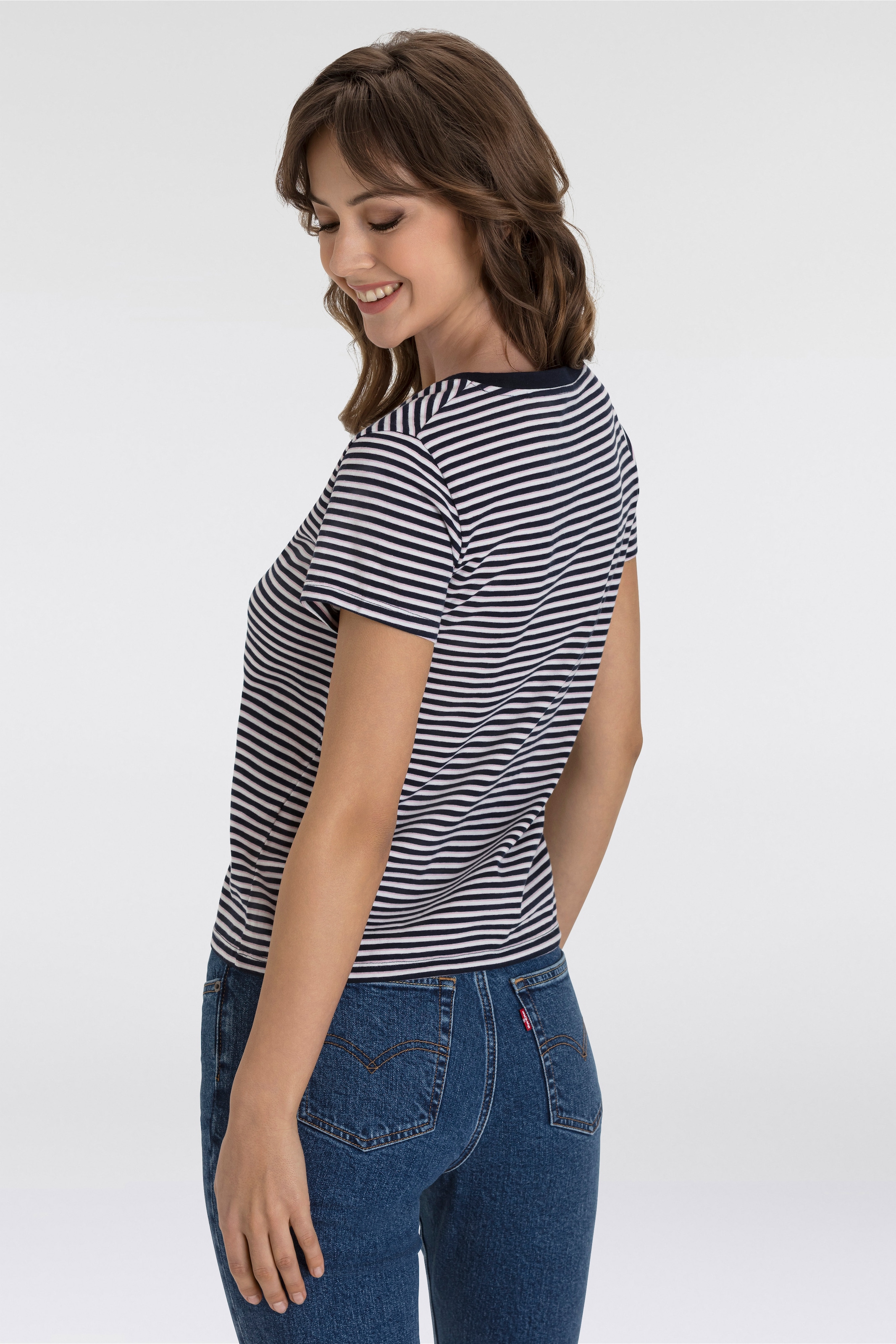 Levi's® V-Shirt »PERFECT VNECK«, mit Mini-Batwing-Logostickerei