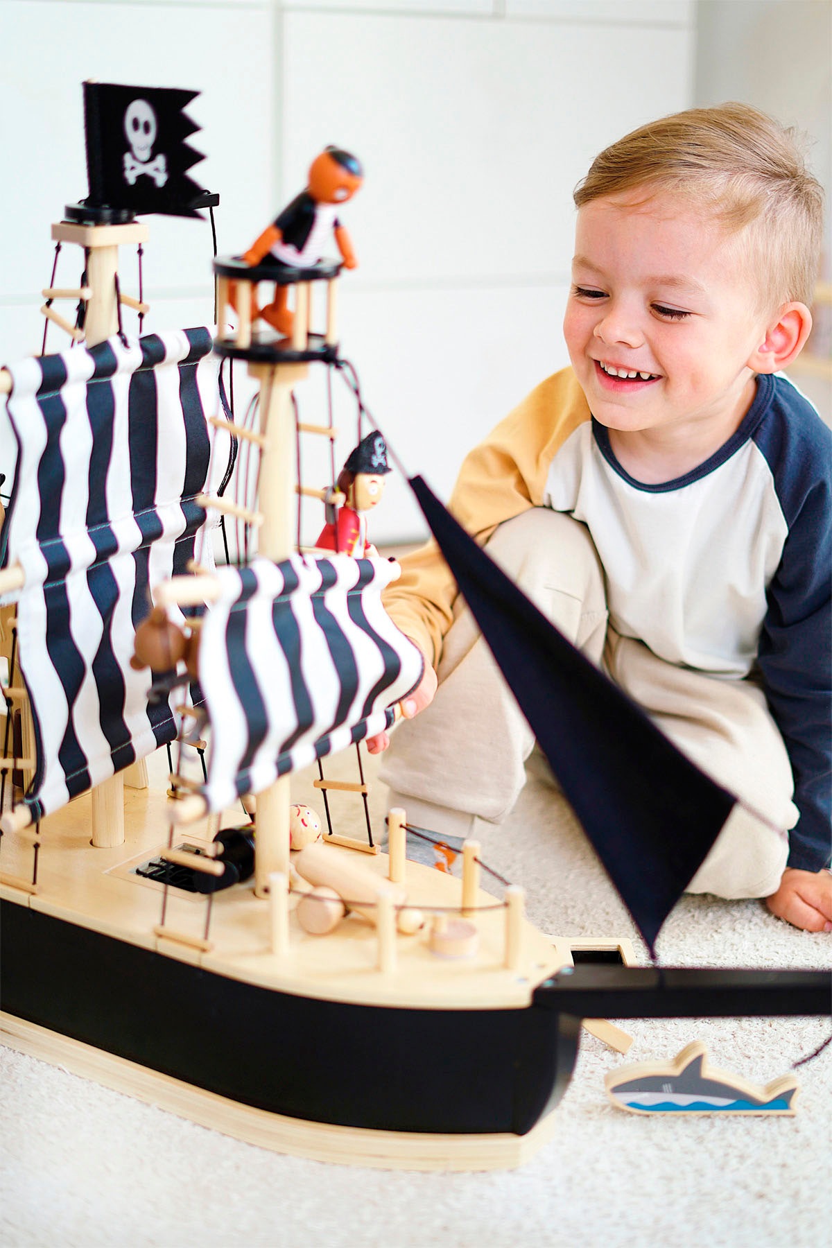 Small Foot Spielzeug-Schiff »Piratenschiff, aus Holz«