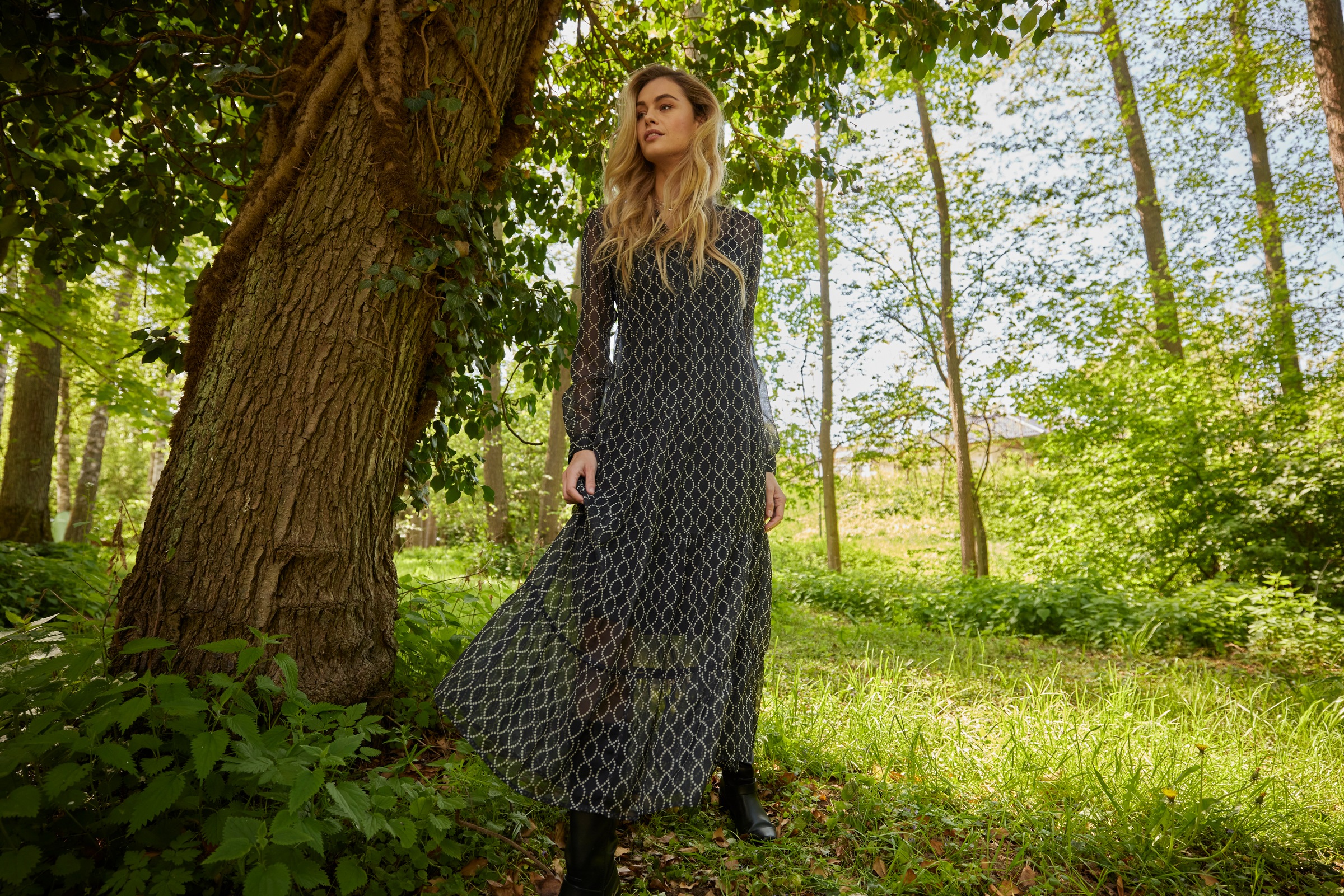 Aniston CASUAL Maxikleid, (mit Jersey-Unterkleid), mit interessantem Kettendruck aus Punkten - NEUE KOLLEKTION