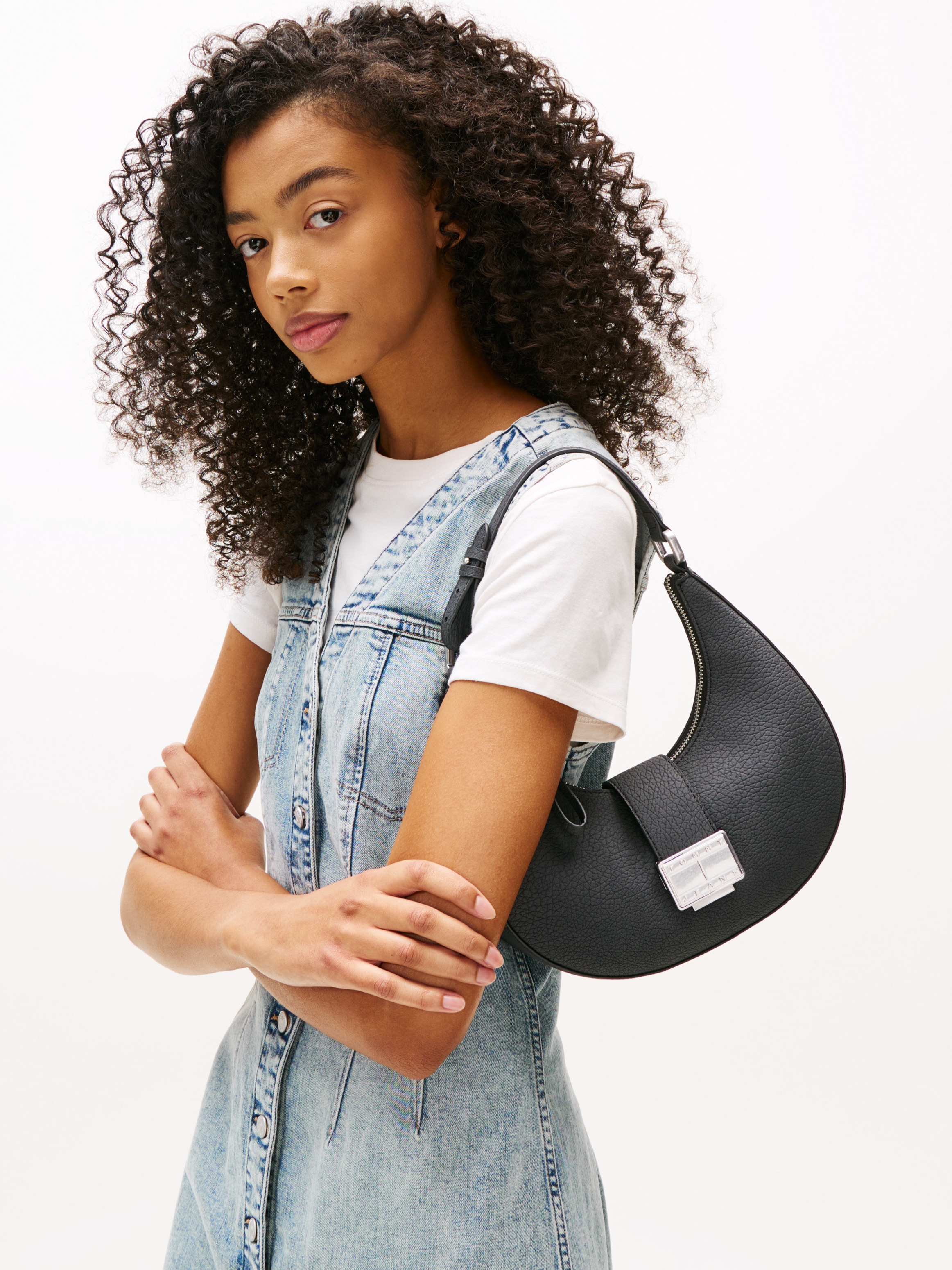 Tommy Jeans Schultertasche »TJW CRUSH SHOULDER BAG«, Damen Hobo, Umhängetasche, Tragetasche mit Logo-Schmuckelement