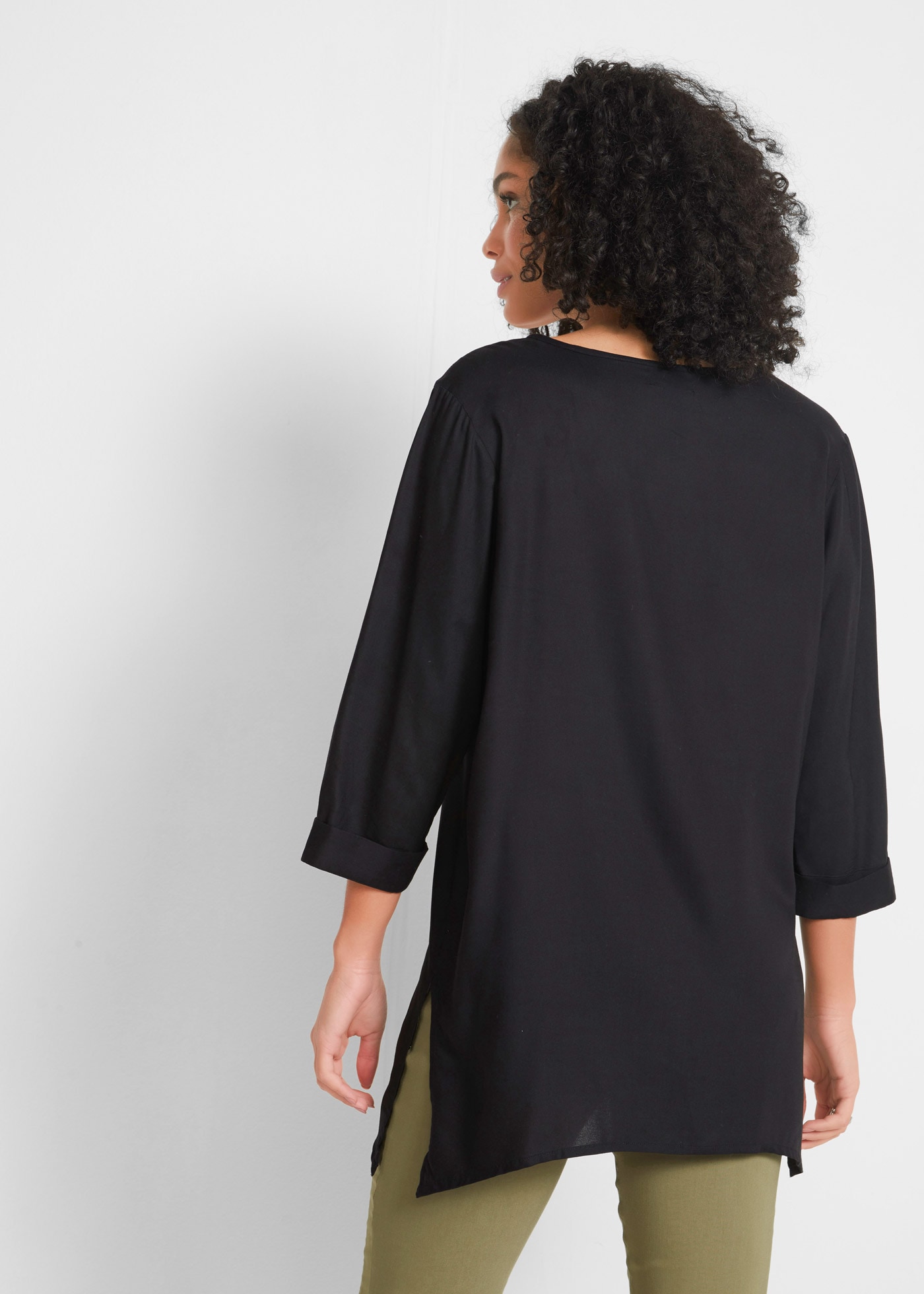 bonprix Shirtbluse »Blusenshirt aus reiner Viskose« Oversize-Passform, mit Zipfelsaum, mit Ausschnittdetail, 3/4-Ärmel