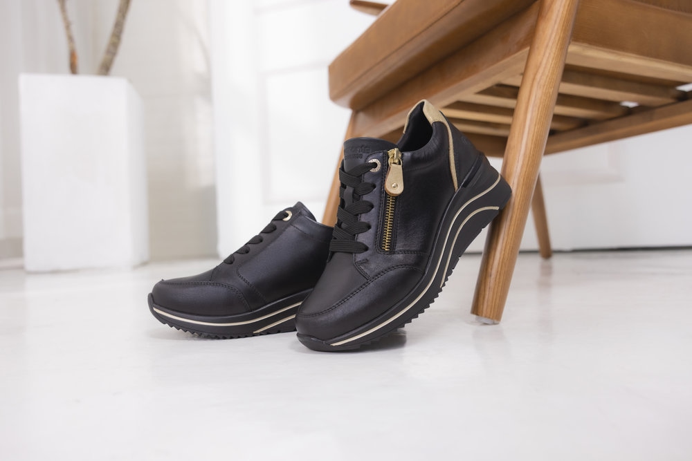 Remonte Keilsneaker, Freizeitschuh, Halbschuh, Schnürschuh mit goldfarbenem Logoanhänger