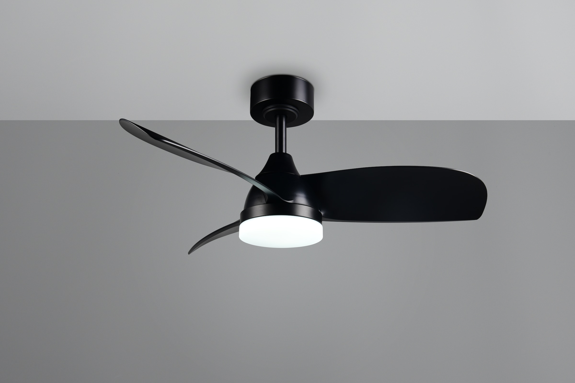 REALITY Leuchten LED Deckenleuchte »HELSINKI mit Ventilator, Deckenventilator mit Licht inkl Fernbedienung«, 1 flammig, Leuchtmittel LED-Board | LED fest integriert, 6 Geschwindigkeiten höhenverstellbar Vor-& Rücklauf dimmbar Nachtlicht