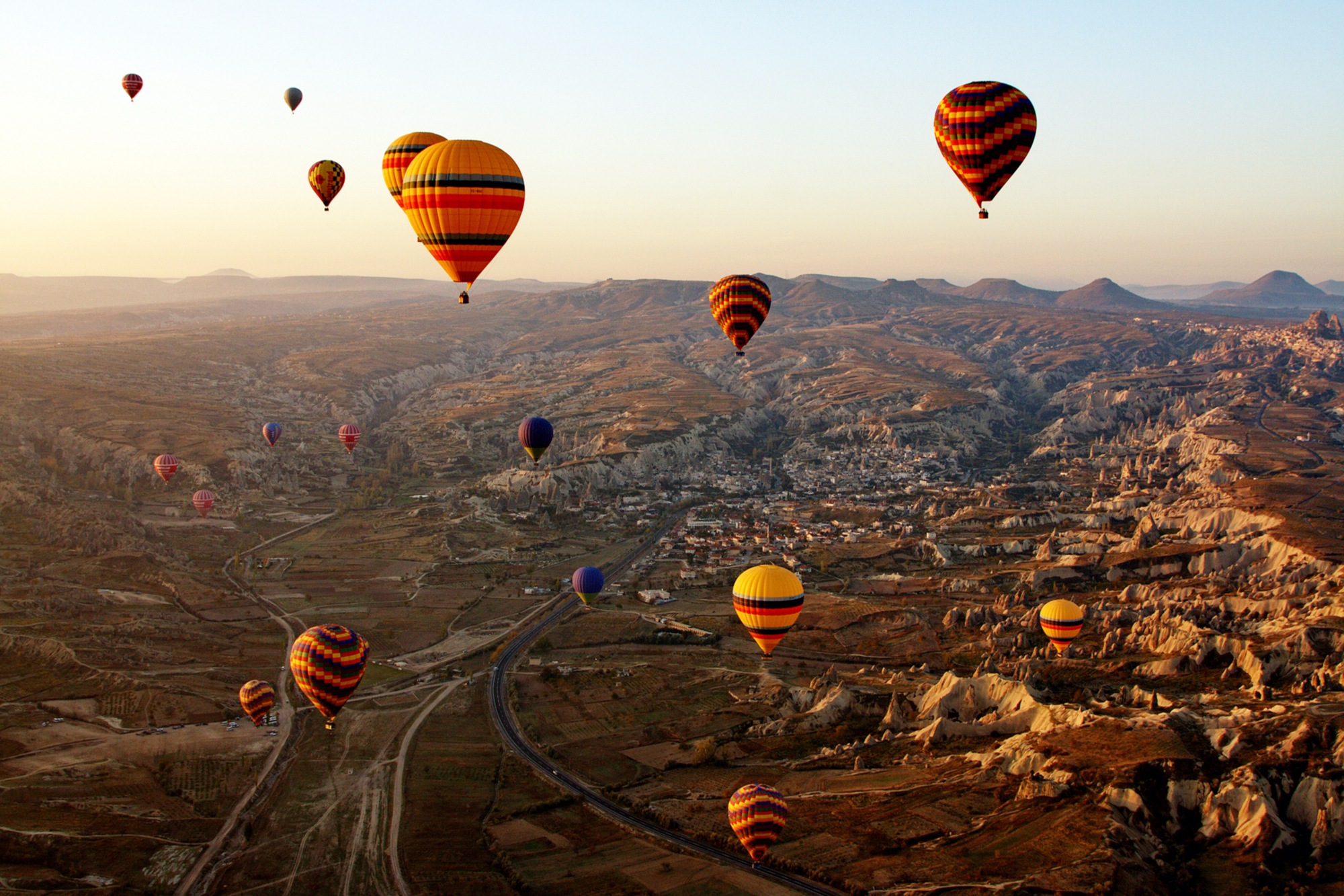 queence Leinwandbild »Ballonfahrt« Heißluftballon   Himmel   Spa 1 Stk. tlg günstig online kaufen