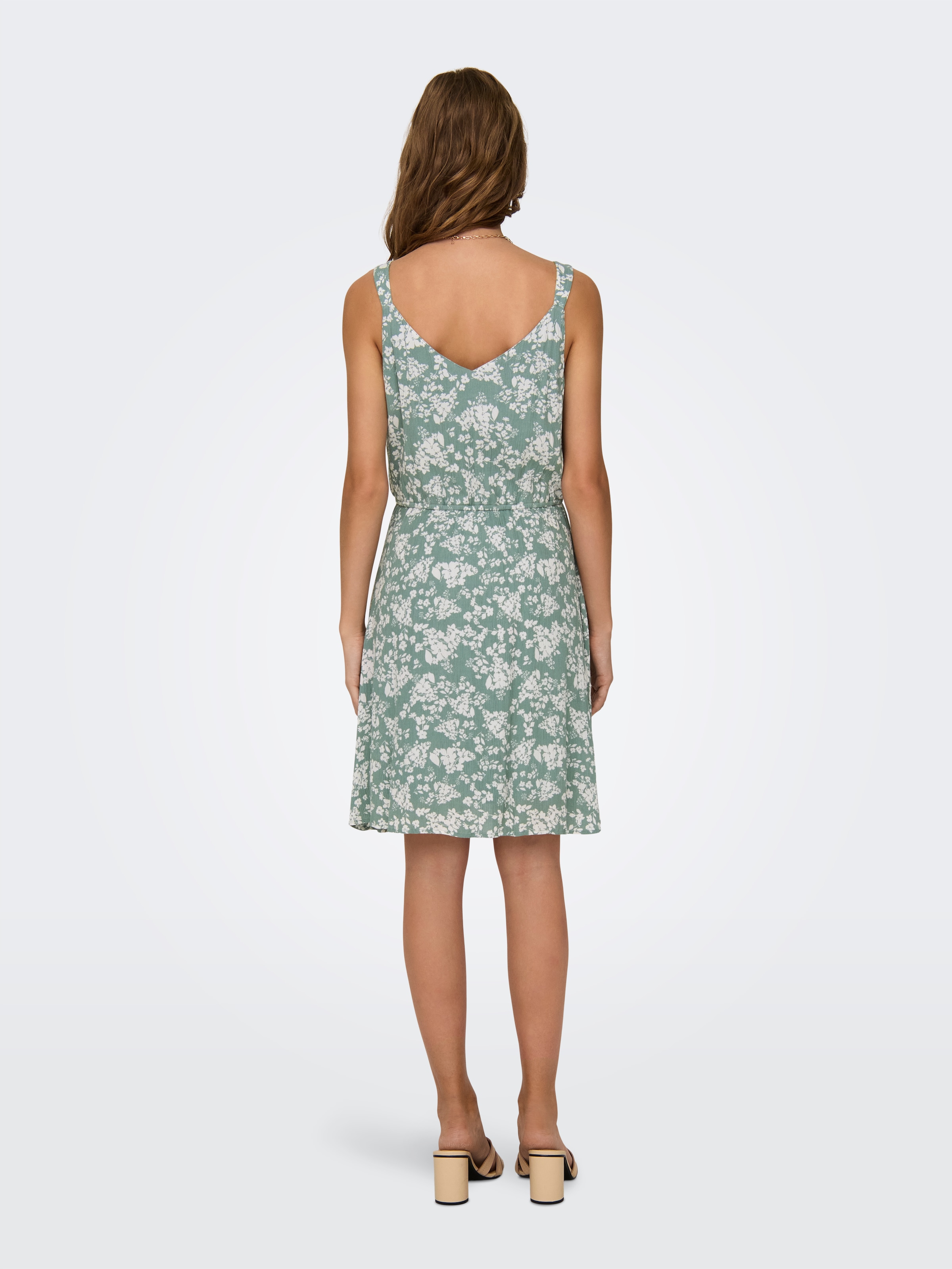 ONLY Trägerkleid »ONLKARMEN LIFE S/L SHORT DRESS WVN NOOS« Viskose, regular fit, V-Ausschnitt