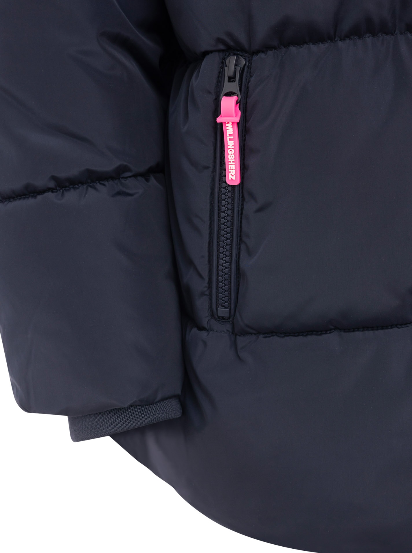 Zwillingsherz Steppjacke »„Love More“« Kapuze mit Tunnelzug, verdeckter Reißverschluss, dezente Details