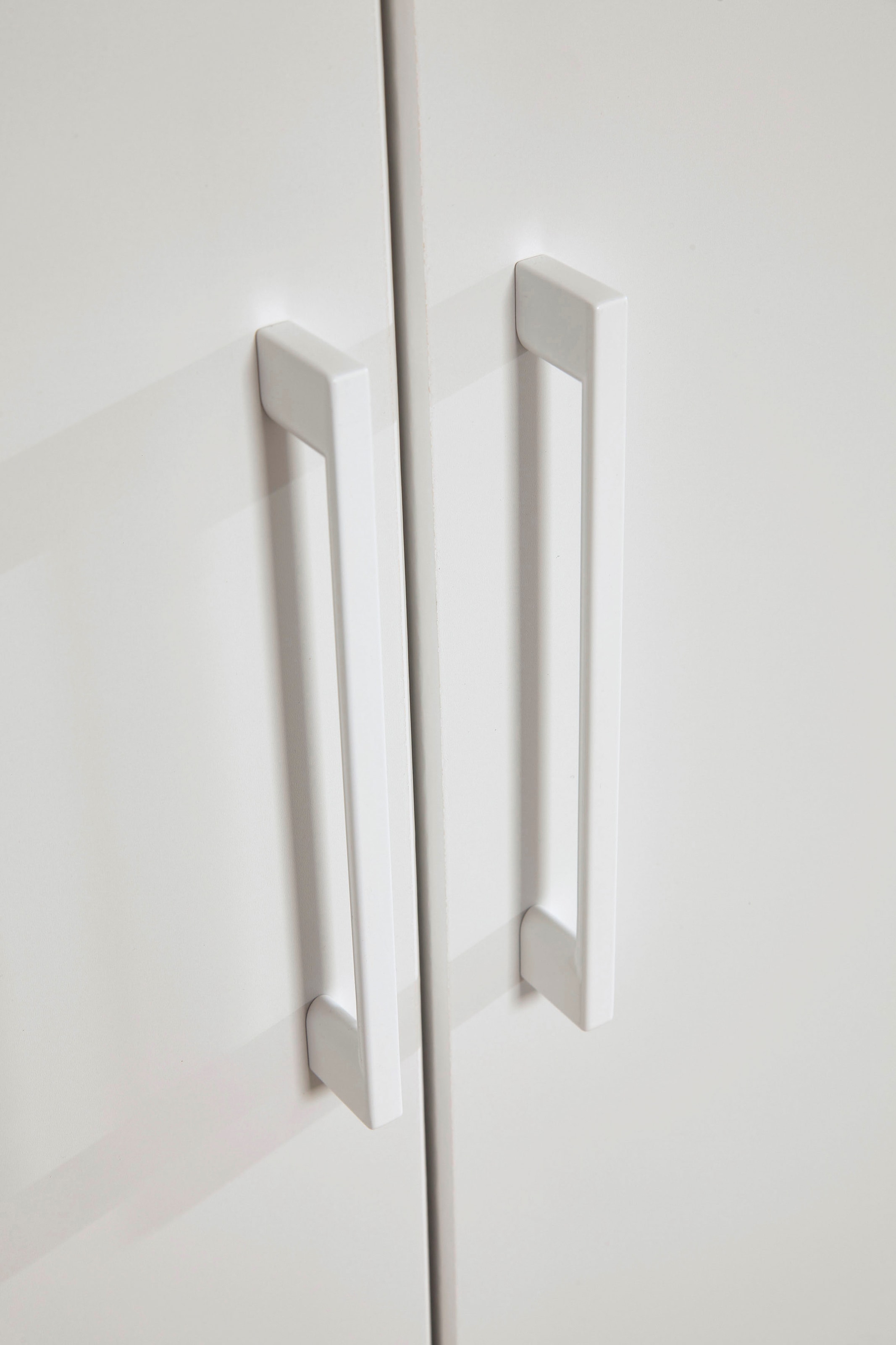 rauch Drehtürenschrank »Kleiderschrank Schrank Garderobe Wäscheschrank COSMO«, mit zusätzlichen Einlegeböden, Metallgriffe in Weiß MADE IN GERMANY