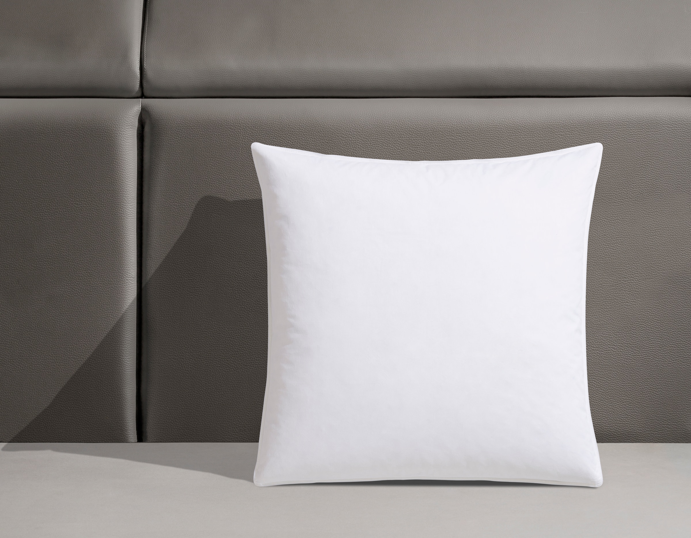 Älgdröm Federkopfkissen »Loftet, Kopfkissen 40x80 cm, 80x80 cm«, Füllung: 85% Federn, 15% Daunen, Bezug: 100% Baumwolle, (1 St.), Kissen, Made in Green zertifiziert, Made in Germany